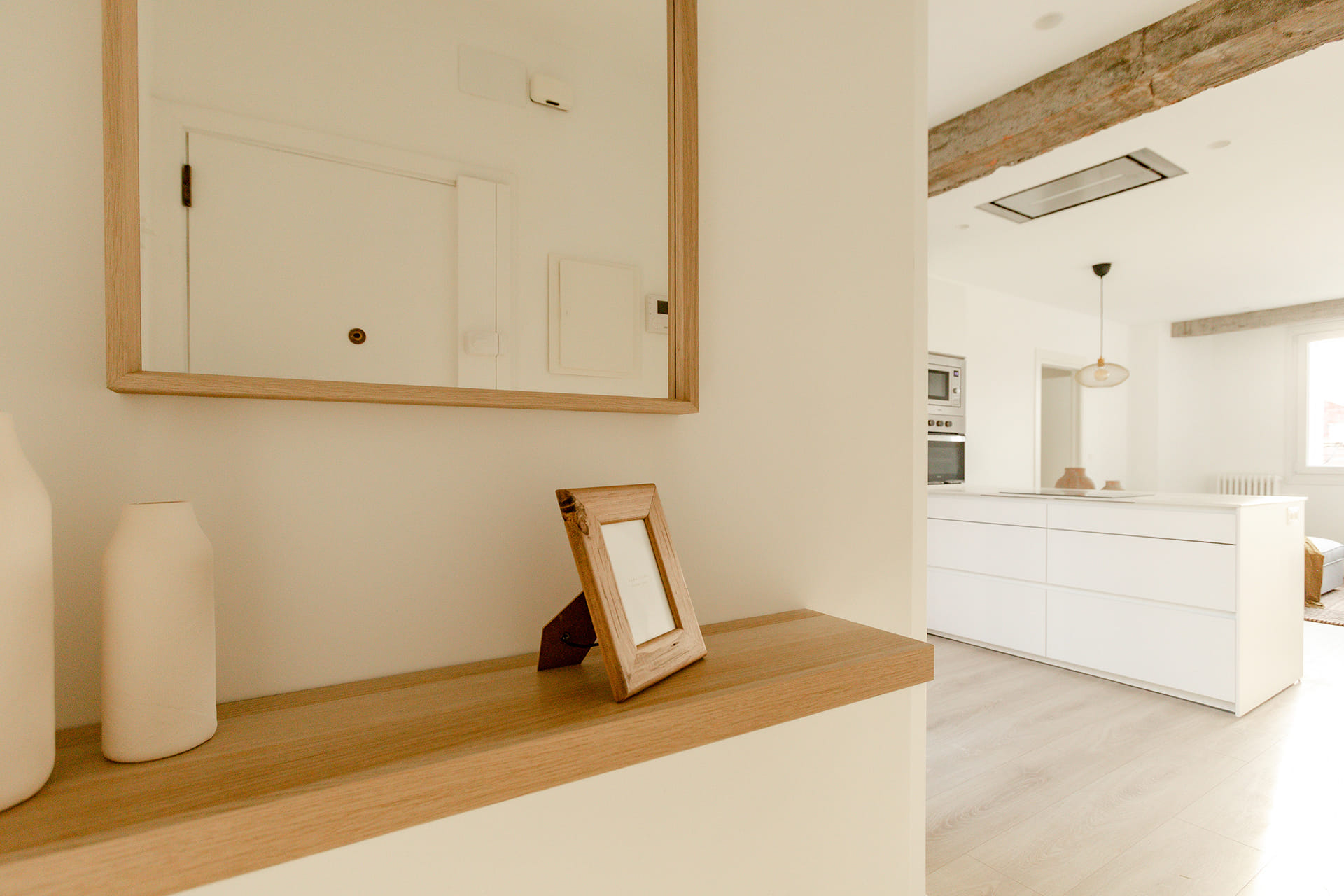 Hall de entrada aberto para cozinha em apartamento remodelado