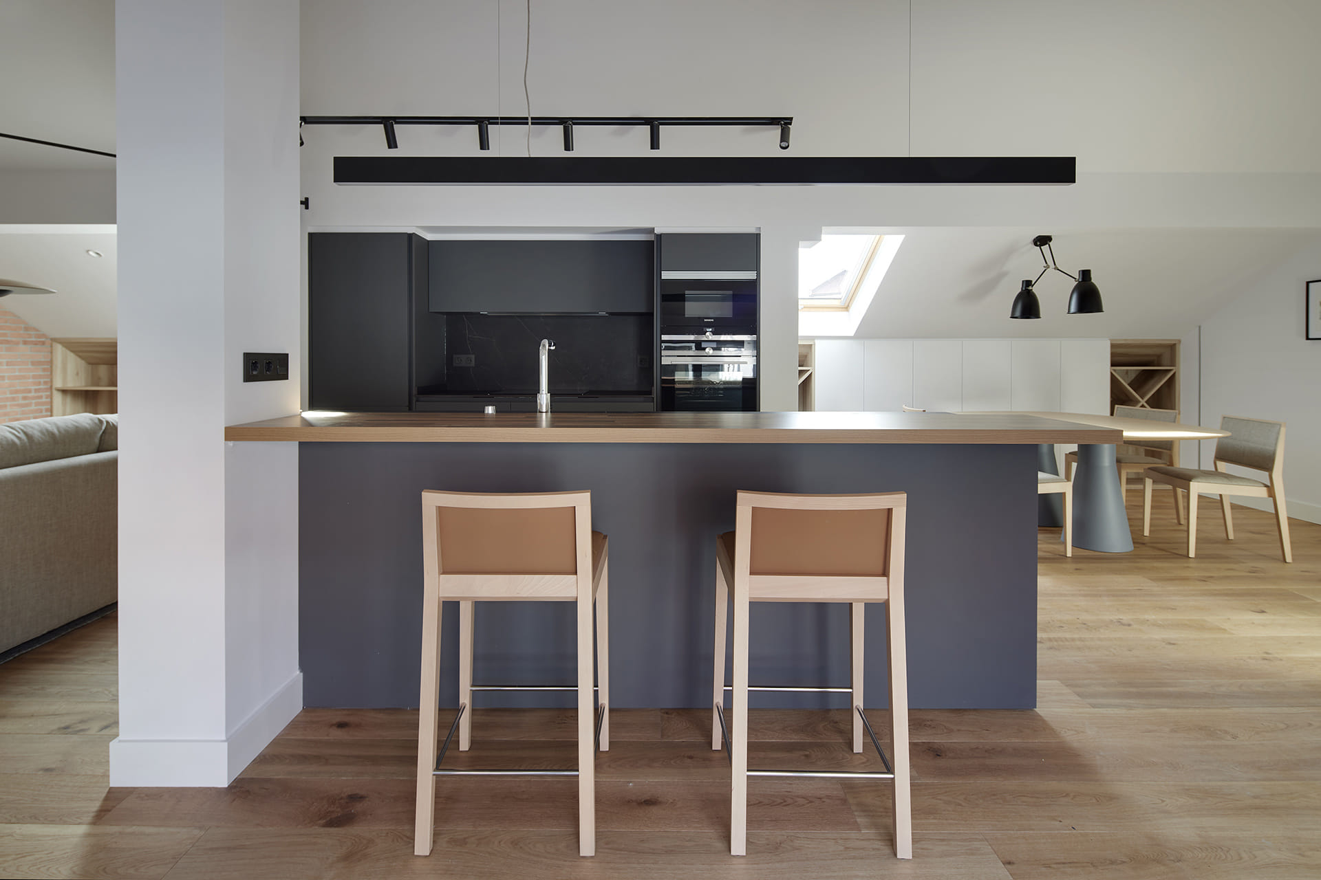 Remodelação do sótão com uma cozinha Santos cinza