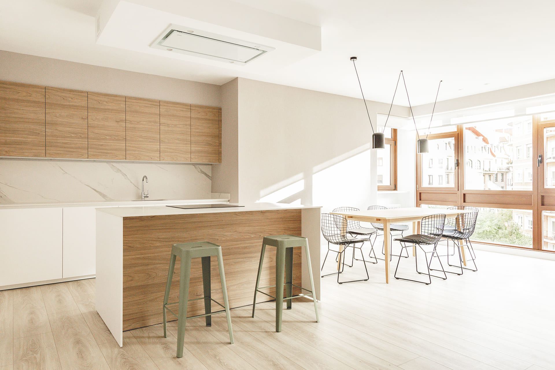 Casa remodelada com cozinha branca e madeira Santos