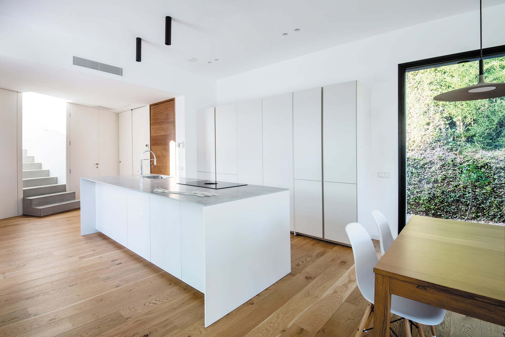 Witte keuken met parallel meubilair