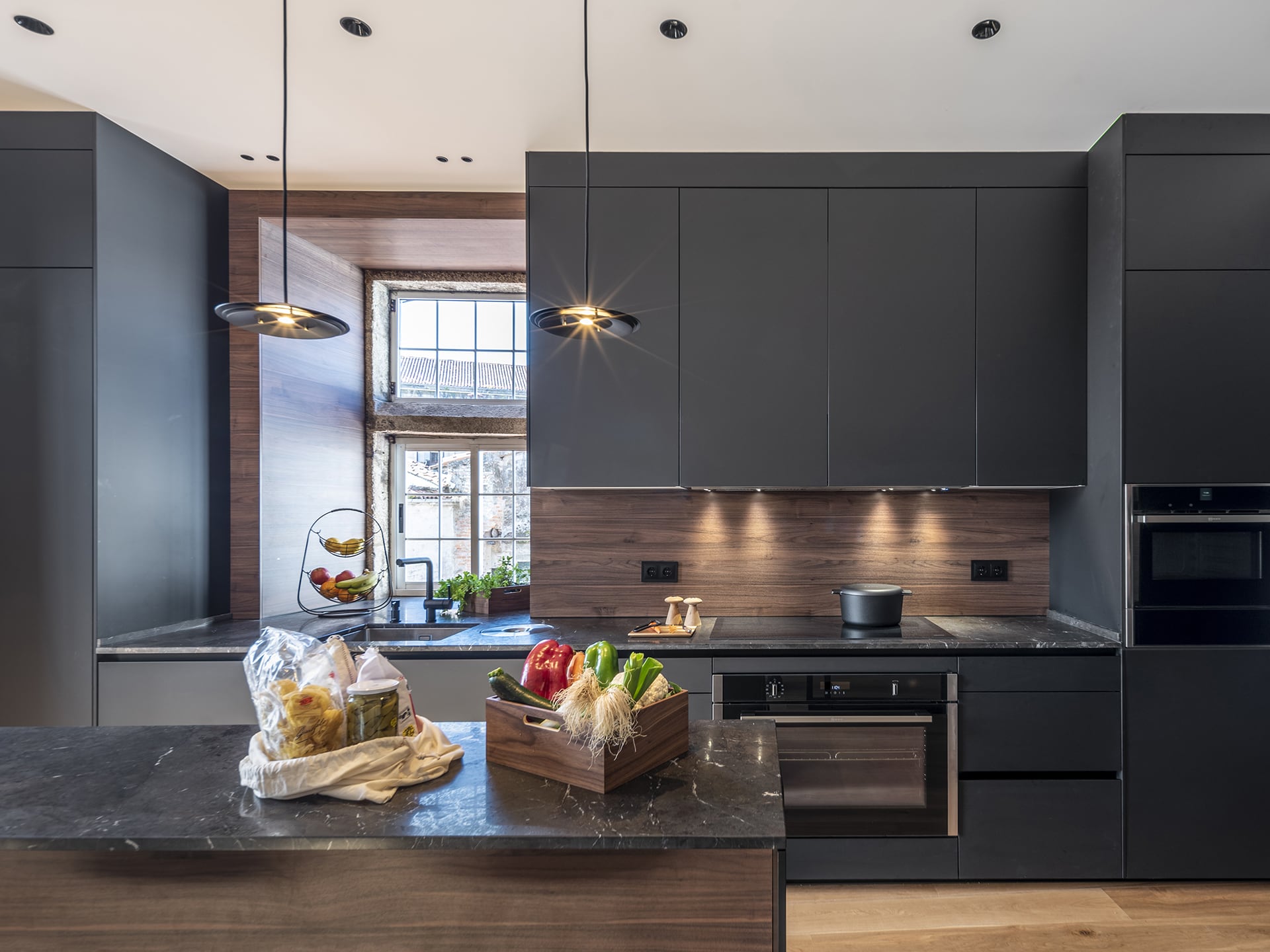 Open zwarte en houten Santos keuken met eiland