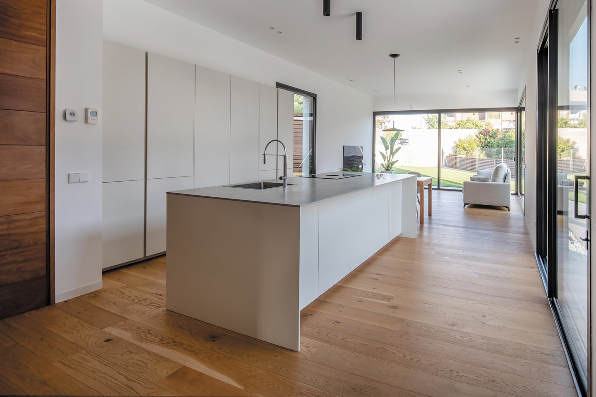 Witte Santos keuken met wandkasten