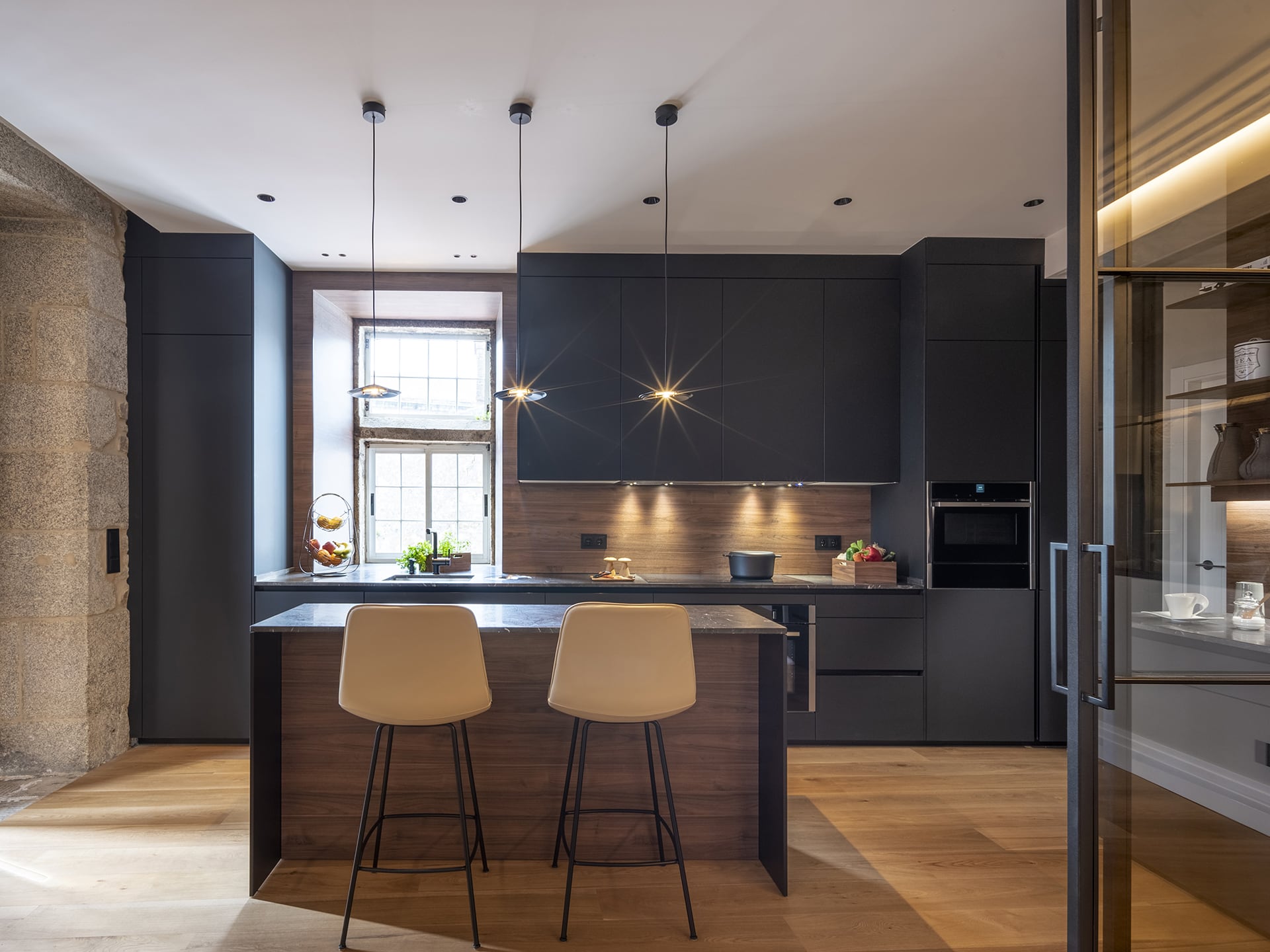 Ruime en lichte zwarte Santos keuken met centraal eiland