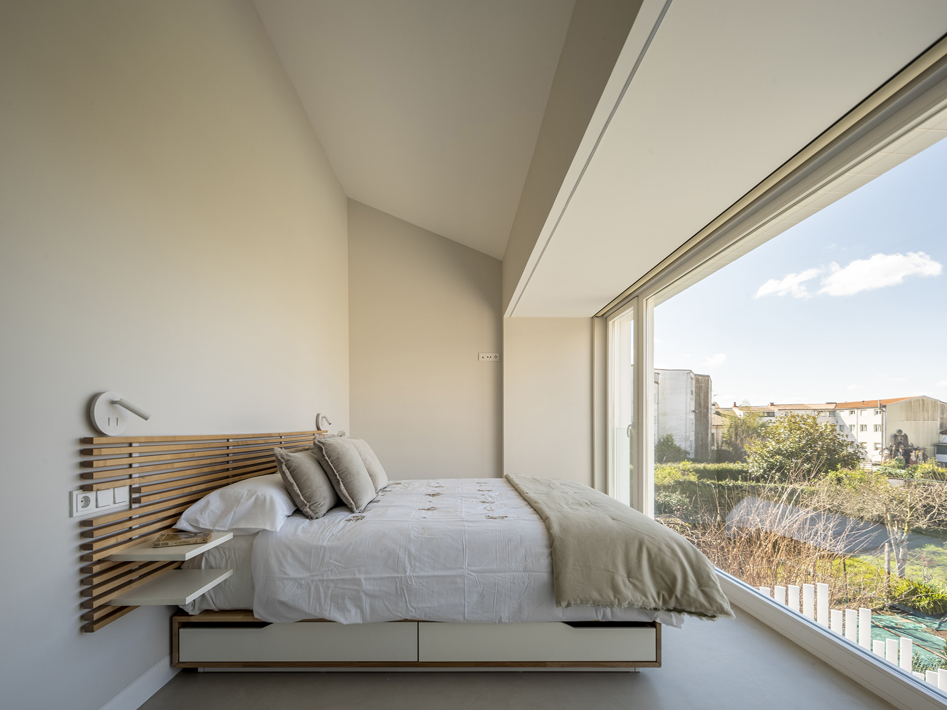Chambre en bois et blanc dans une maison ancienne rénovée