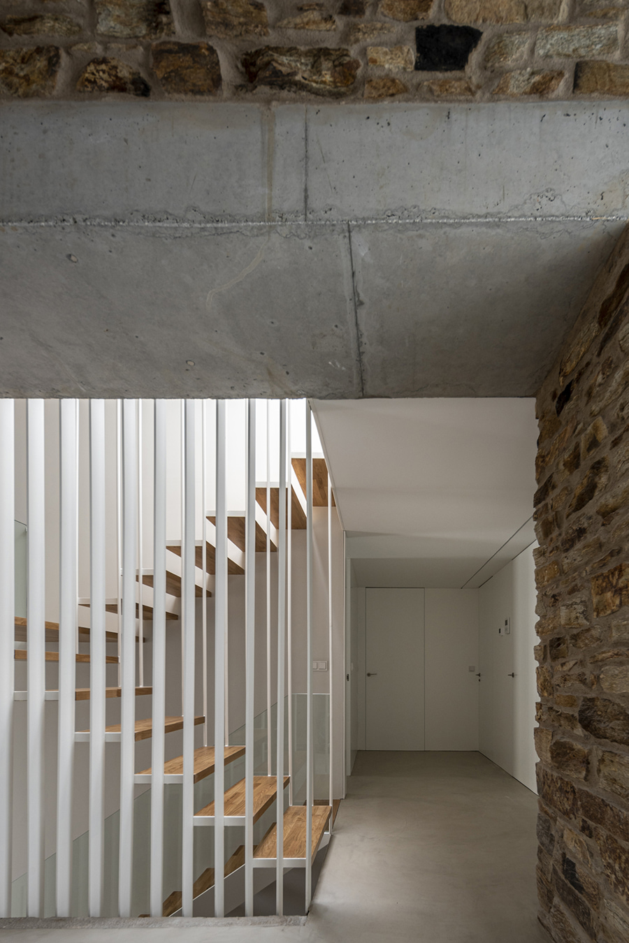 Escalier lumineux dans une maison ancienne rénovée