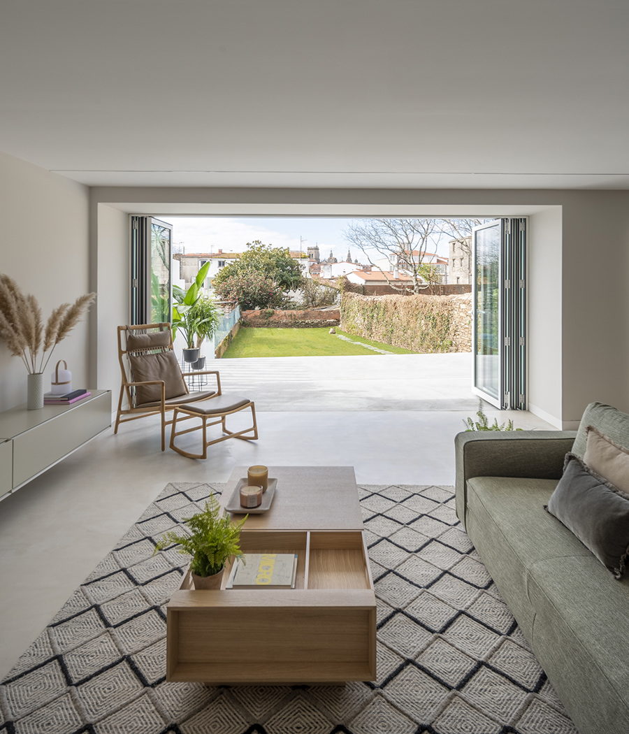 Salon spacieux et lumineux donnant sur le jardin