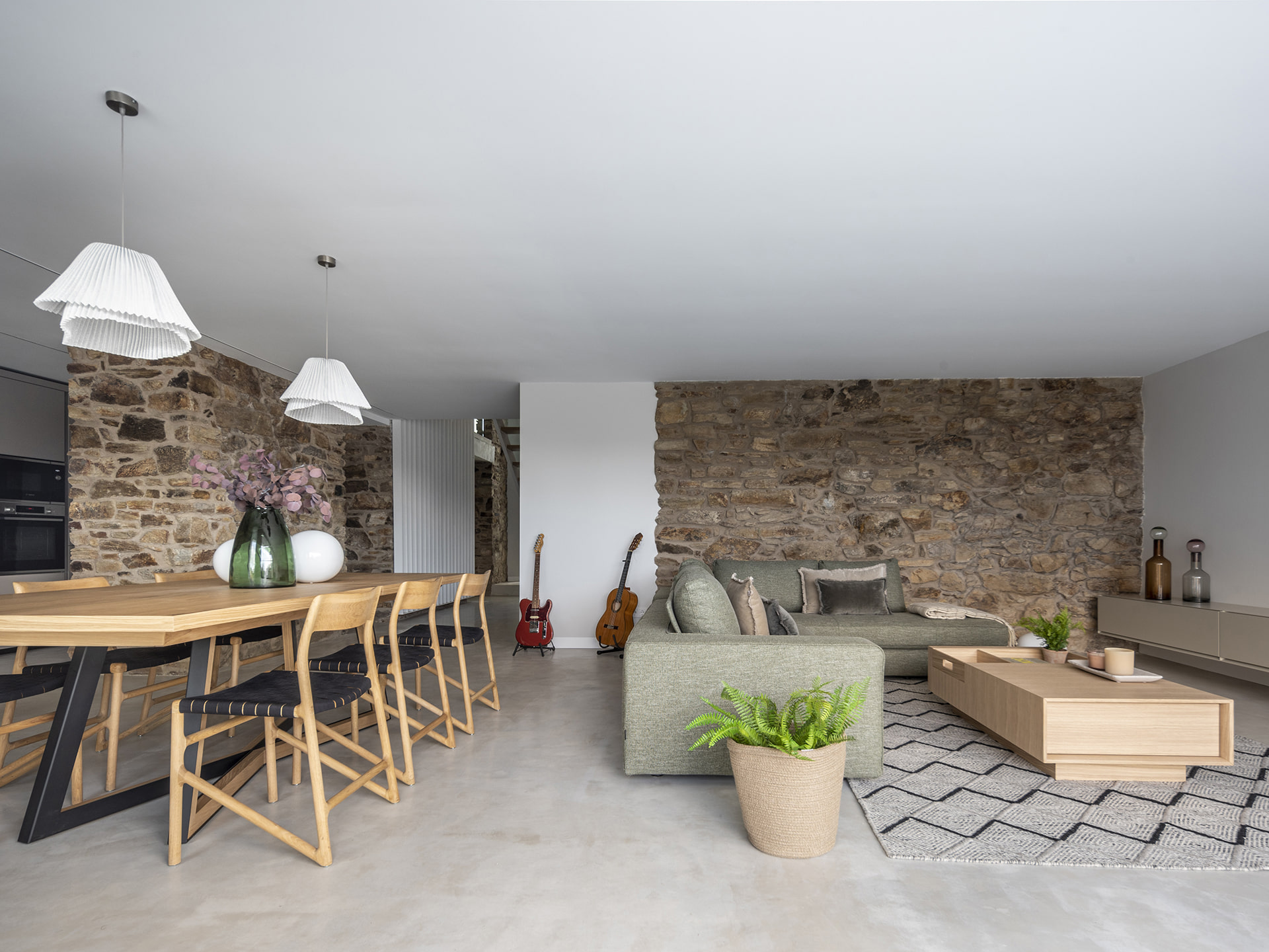Salle à manger dans une ancienne maison rénovée