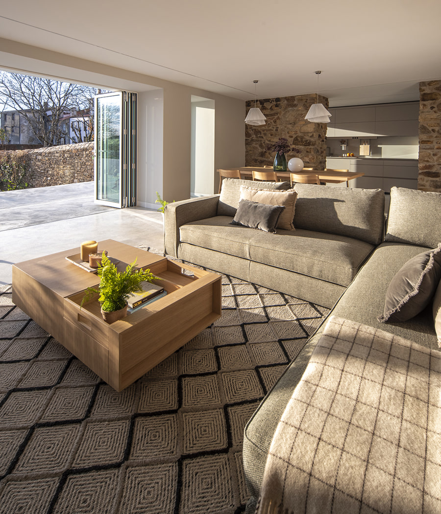 Salon dans la zone de jour donnant sur le jardin
