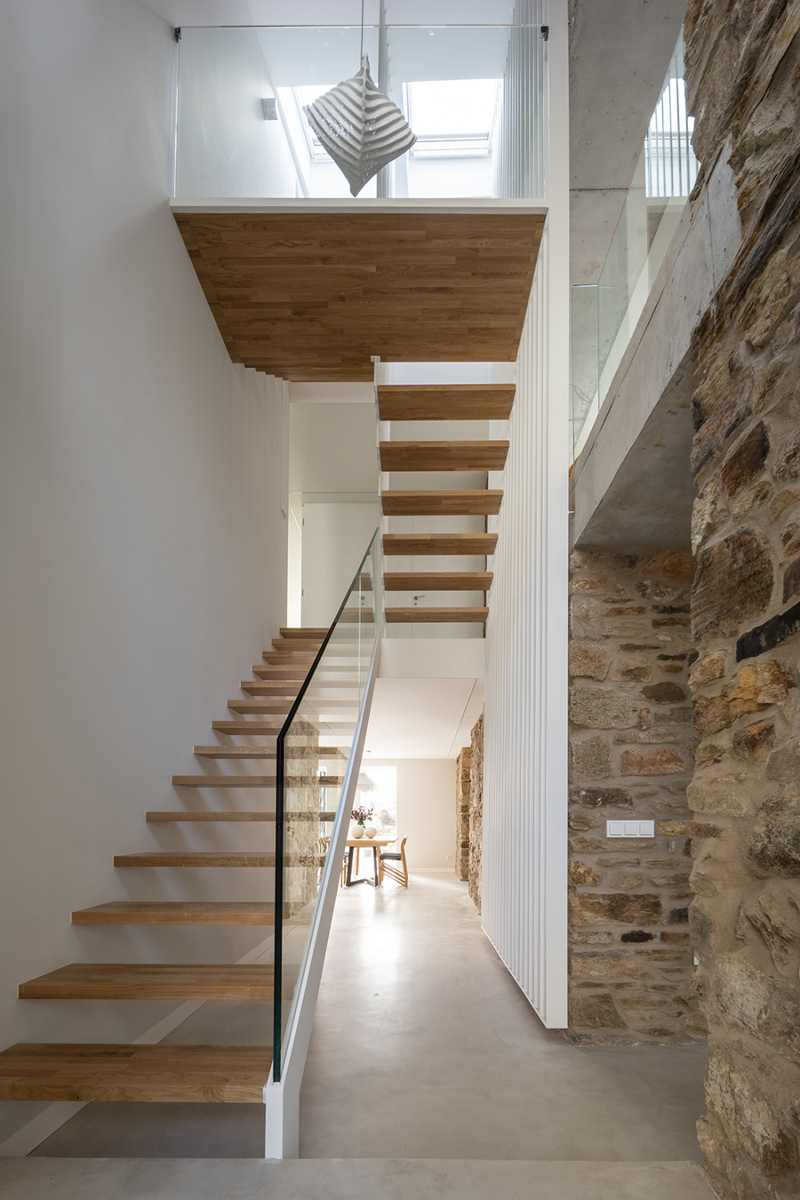 Maison avec un escalier en bois et en verre