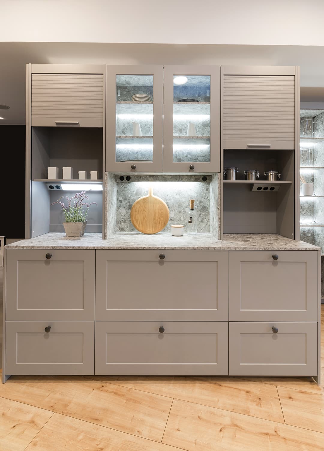 Buffet gris dans le magasin de cuisine Santos Docrys
