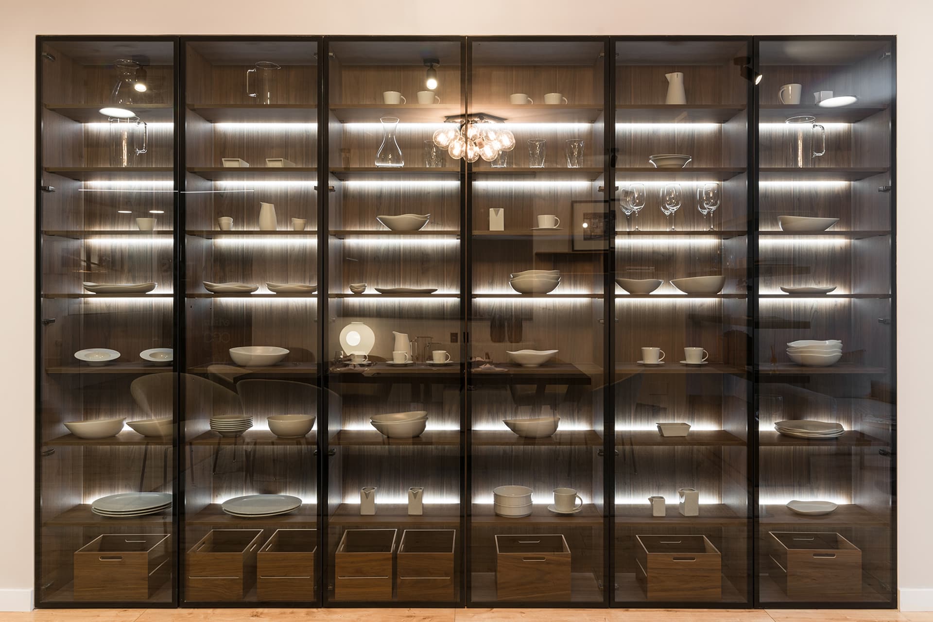 Armoire vitrine Santos pour salle à manger avec intérieur en bois