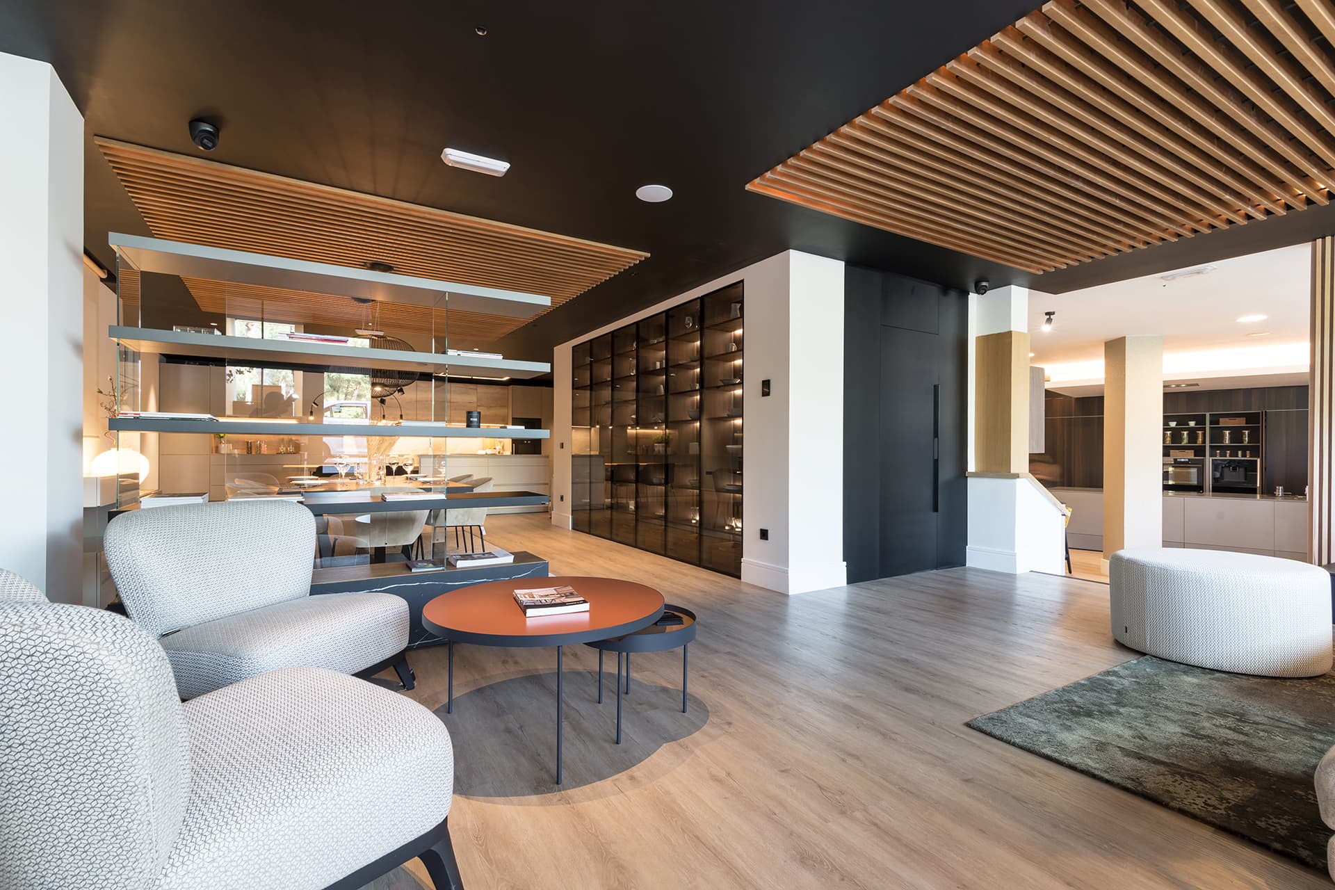 Cuisine Santos ouverte sur le salon chez Docrys & DC Aravaca