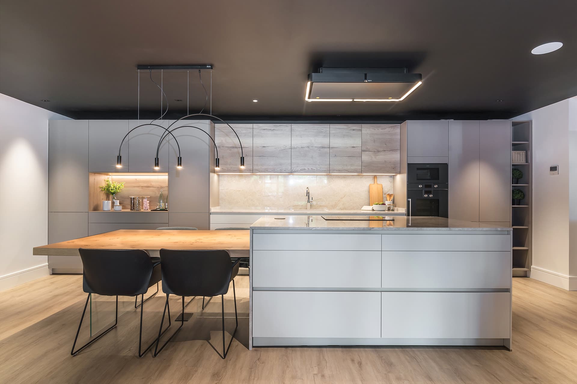 Cuisine Santos en blanc et bois dans le showroom de Docrys
