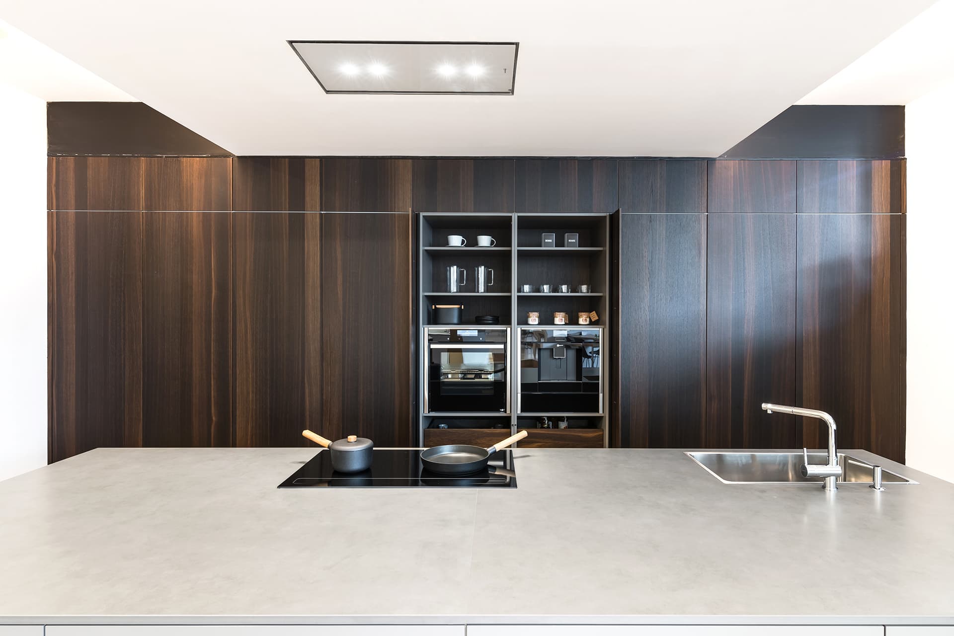 Cuisine Santos avec îlot dans le showroom Docrys Aravaca