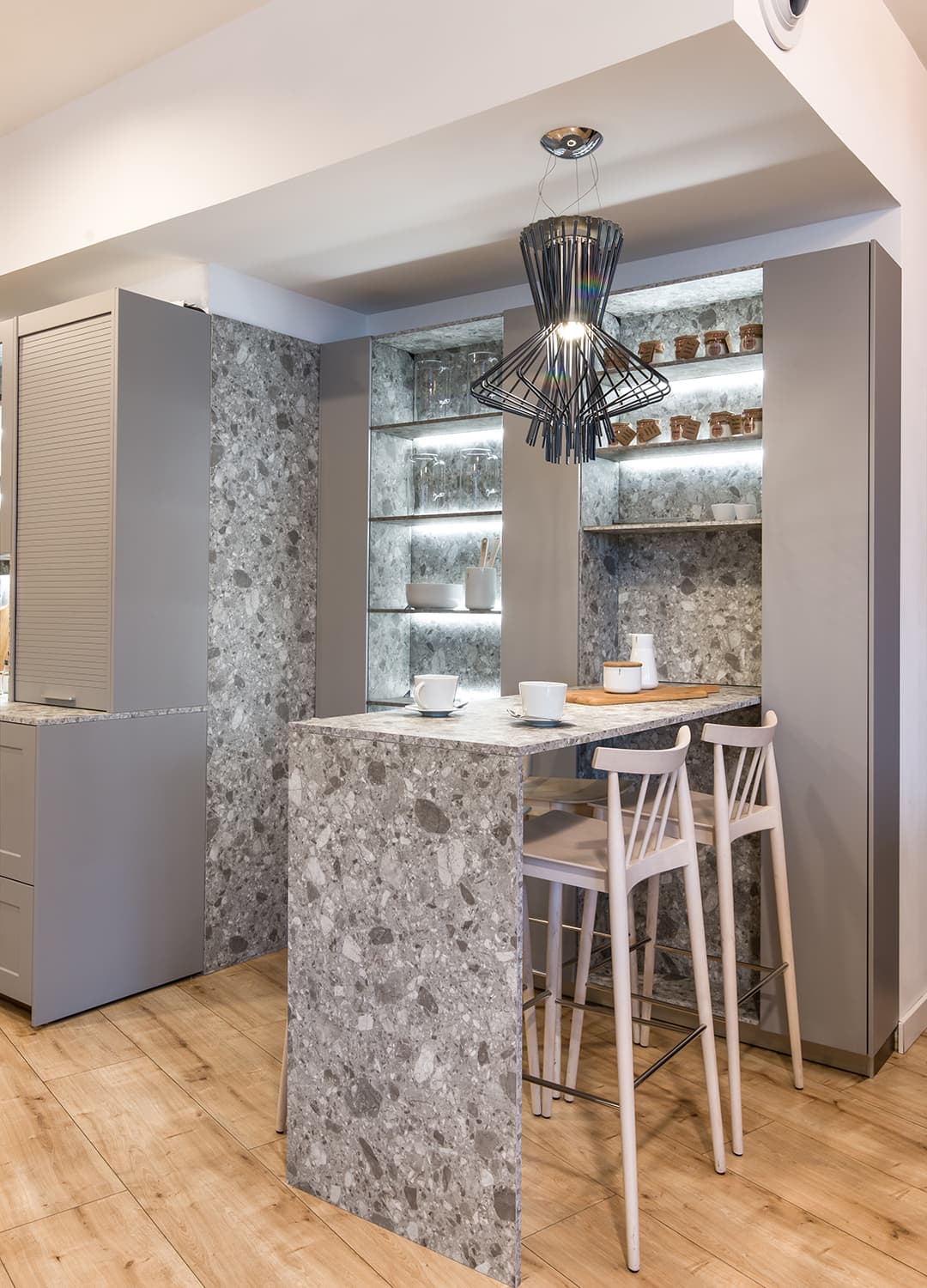 Cuisine grise Santos avec comptoir attenant dans le showroom Docrys
