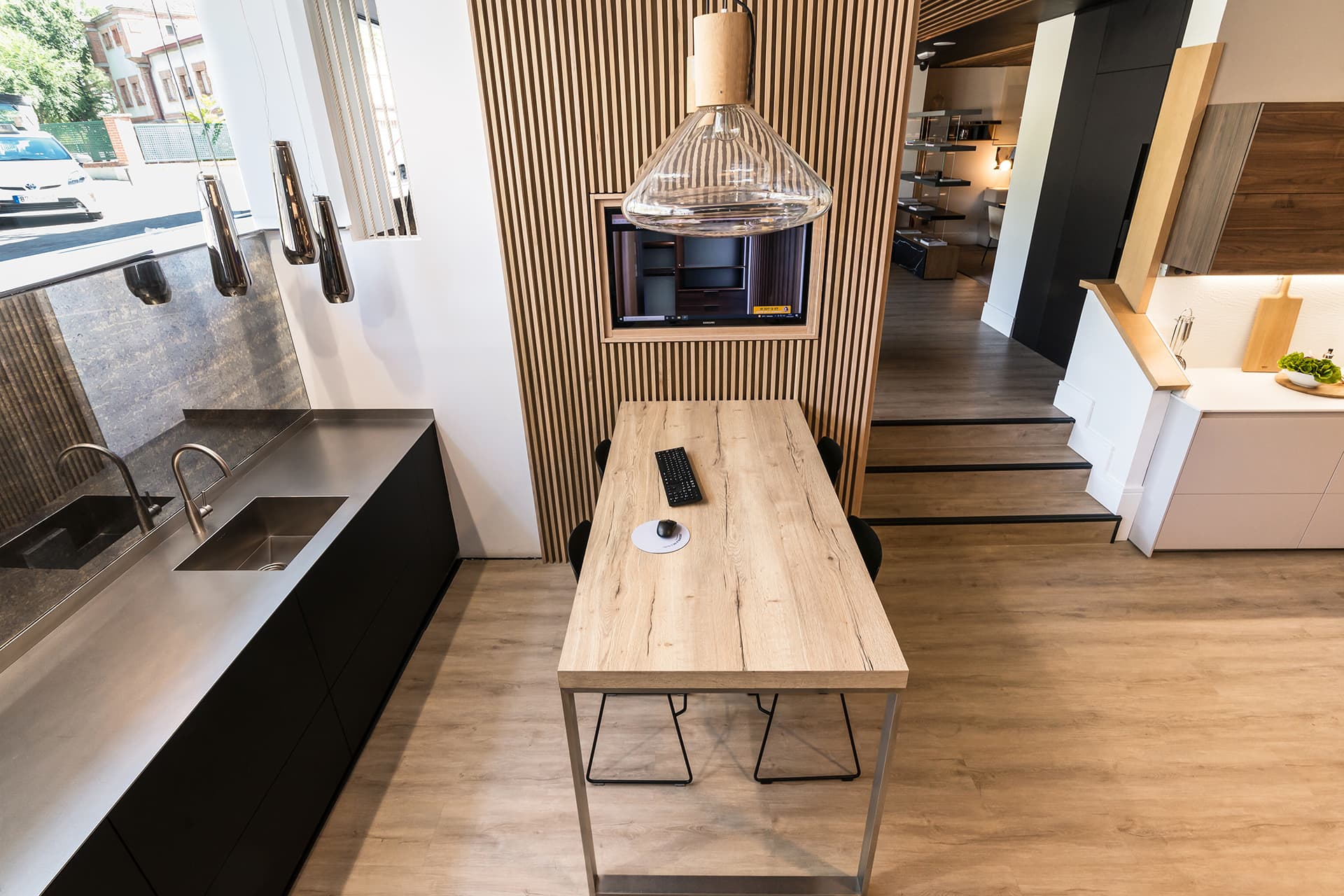 Cuisine Santos noire avec table en bois