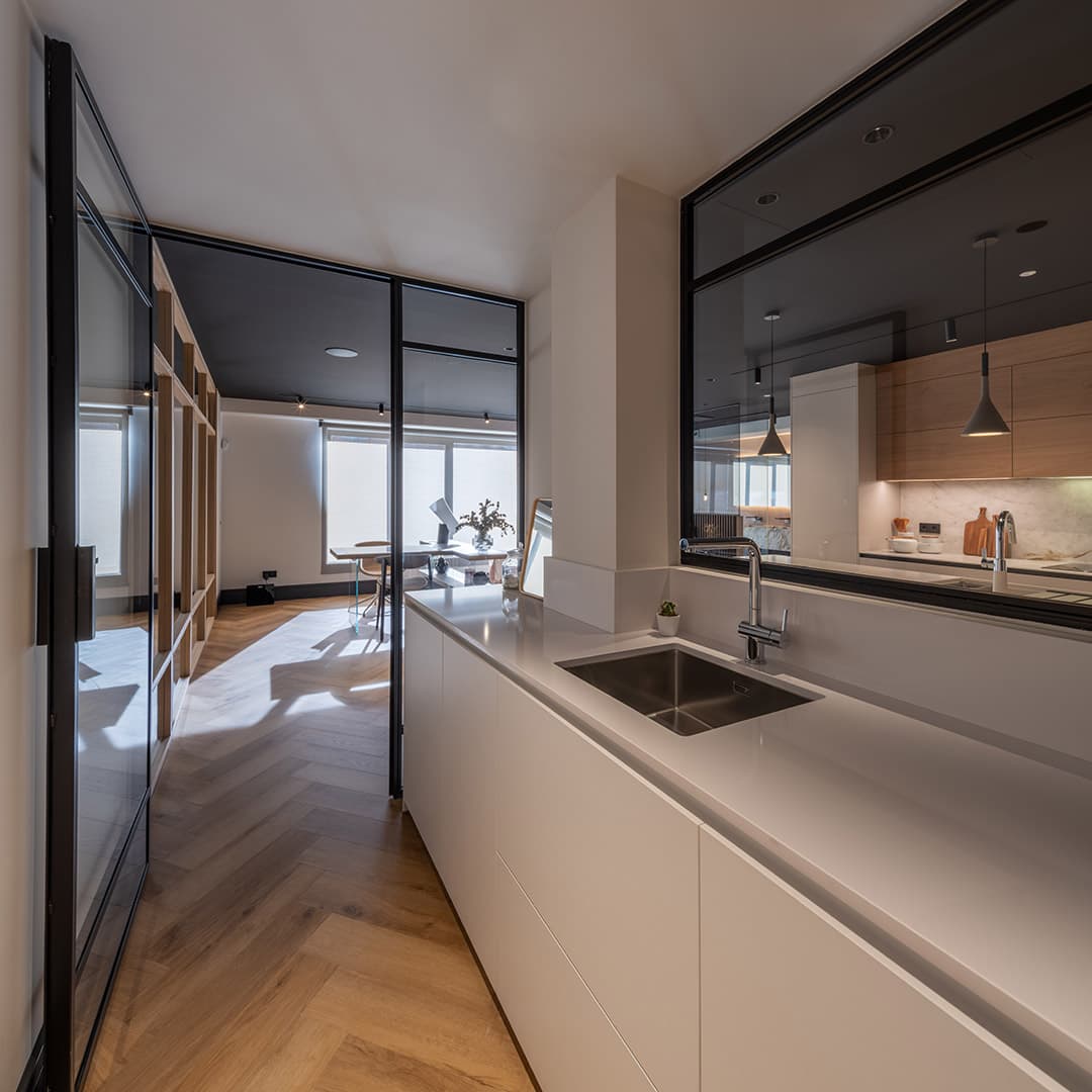 Wasruimte met spoelbak in showroom van Docrys & DC