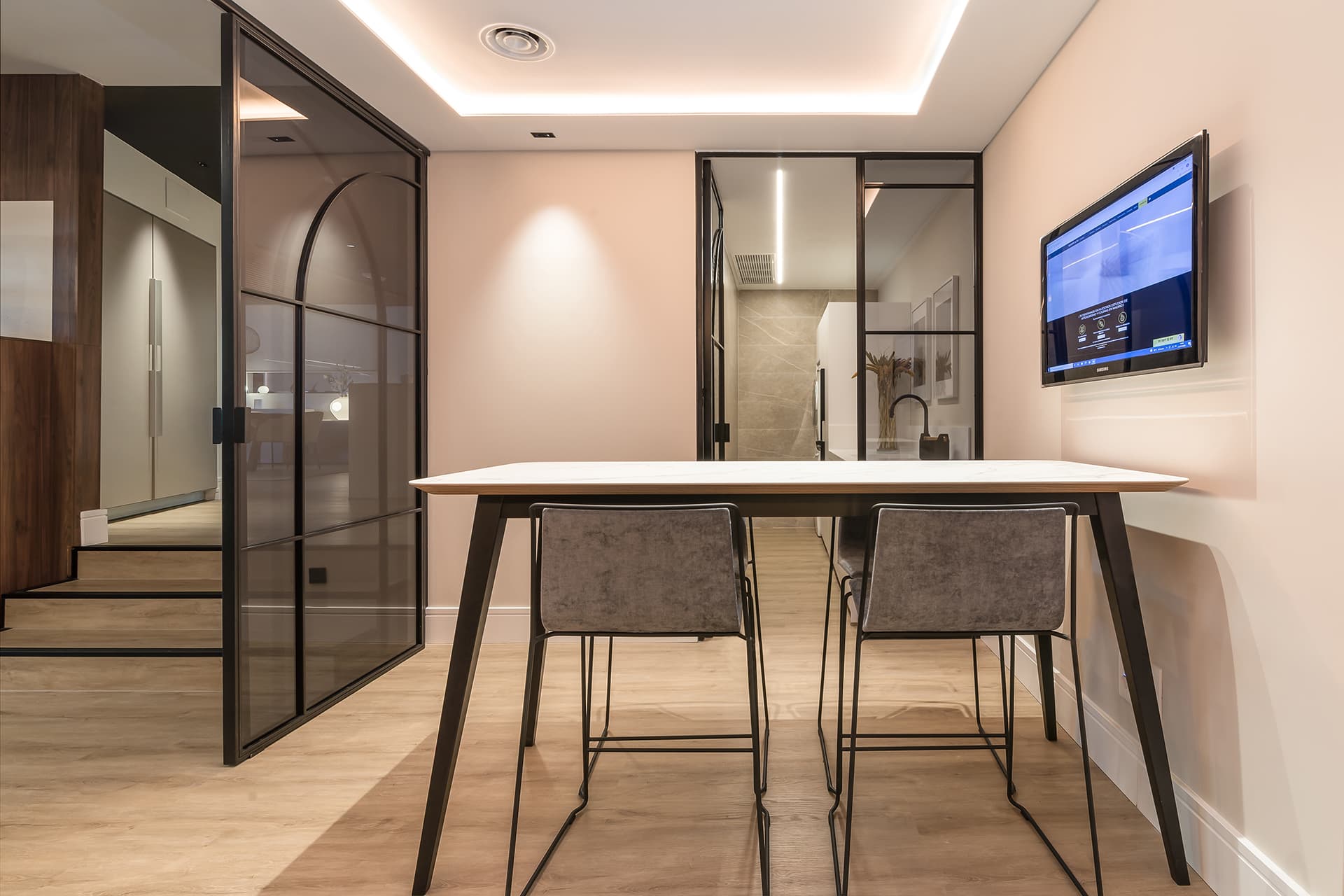 Table de salle à manger dans le showroom de Docrys & DC