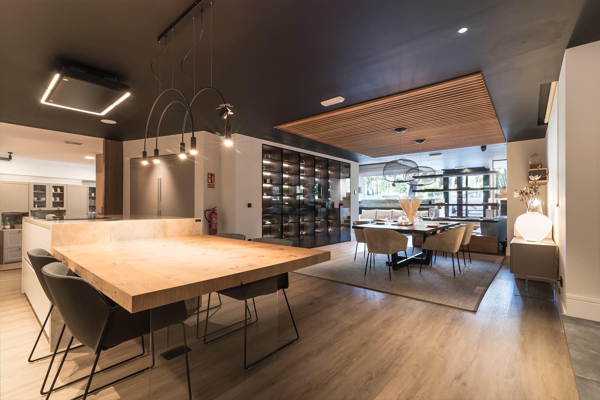 Meubles de salle à manger Santos dans le showroom de Docrys Aravaca
