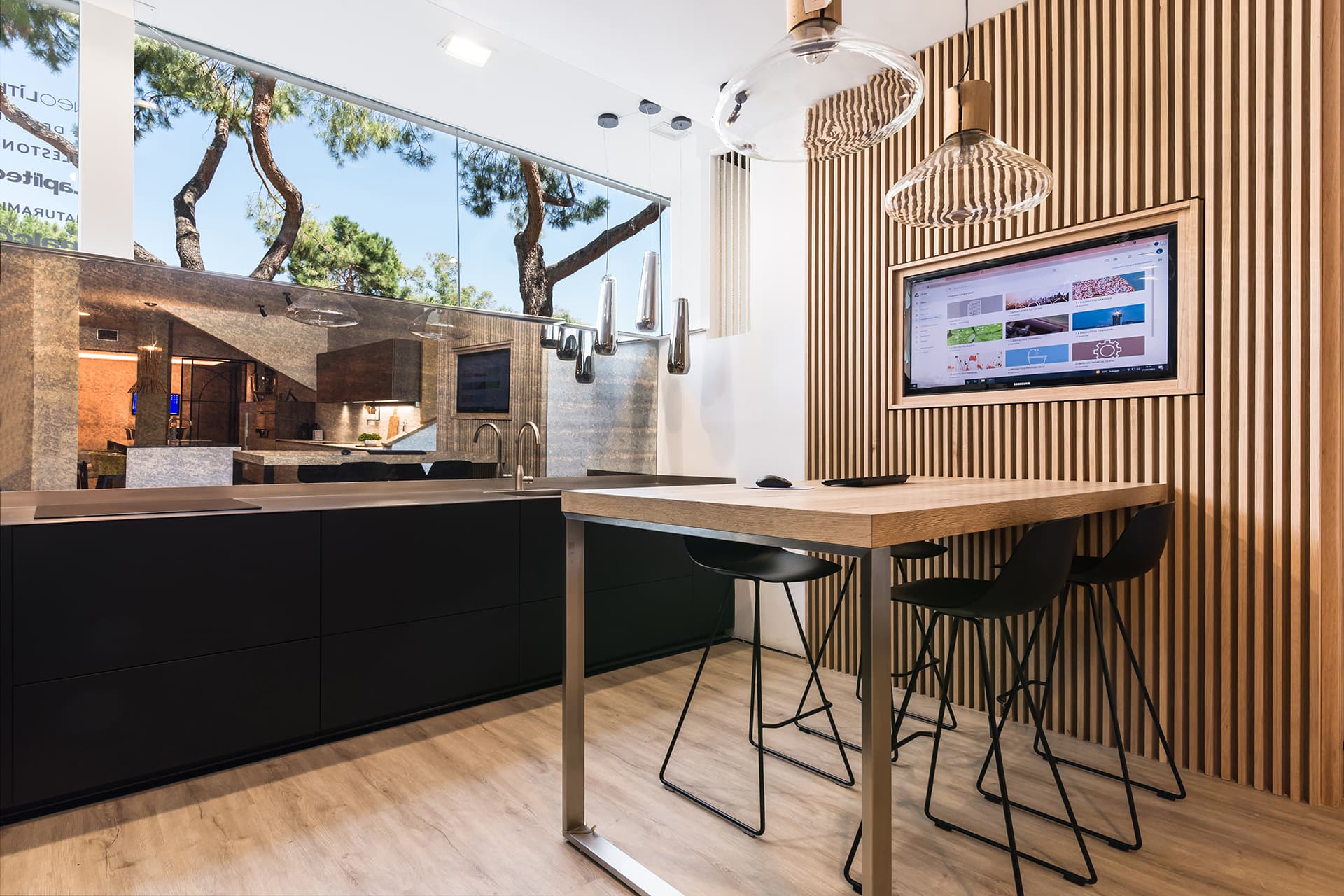 Showroom avec cuisine en ligne Santos