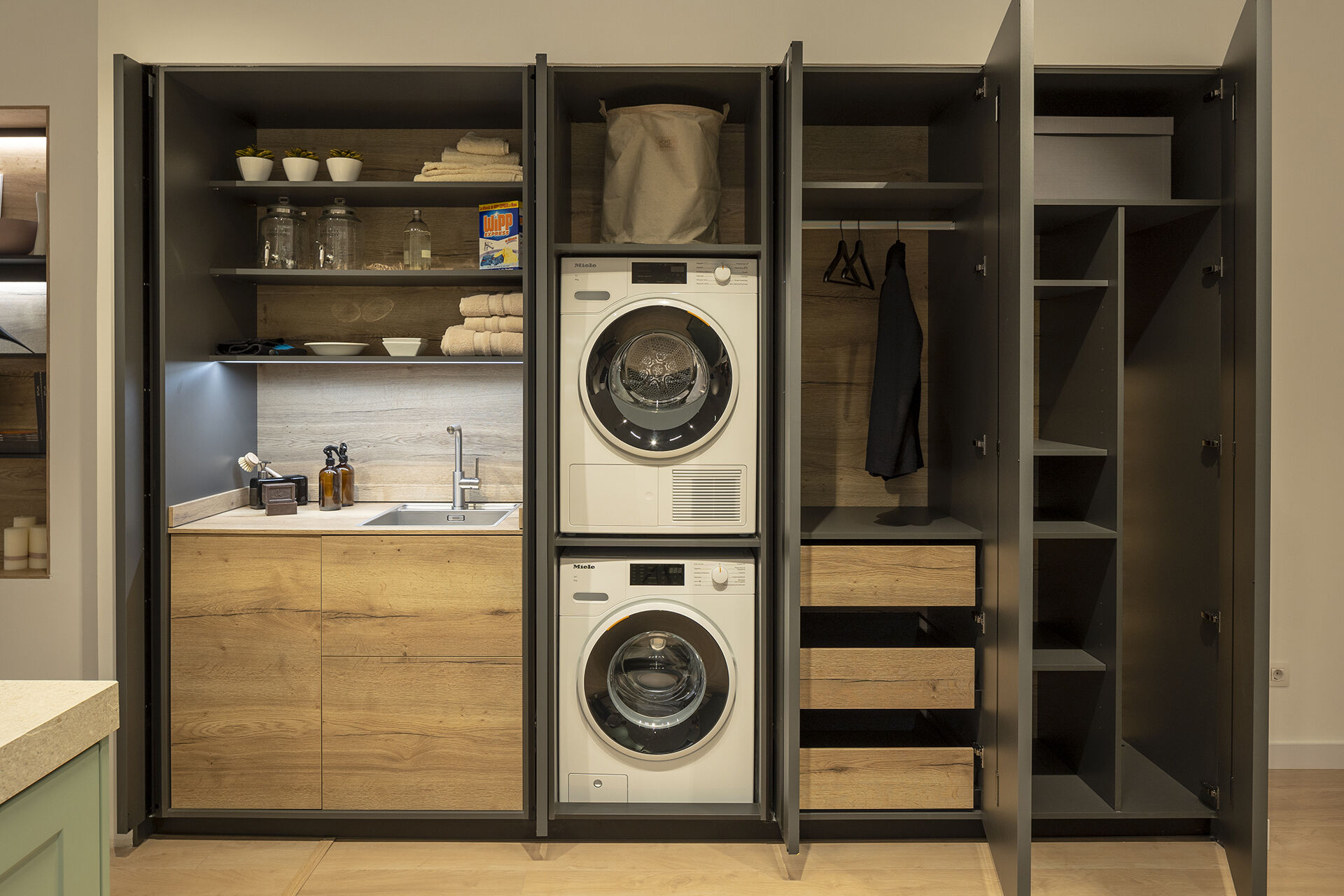 Kasten voor wasmachine, wasdroger en kleding