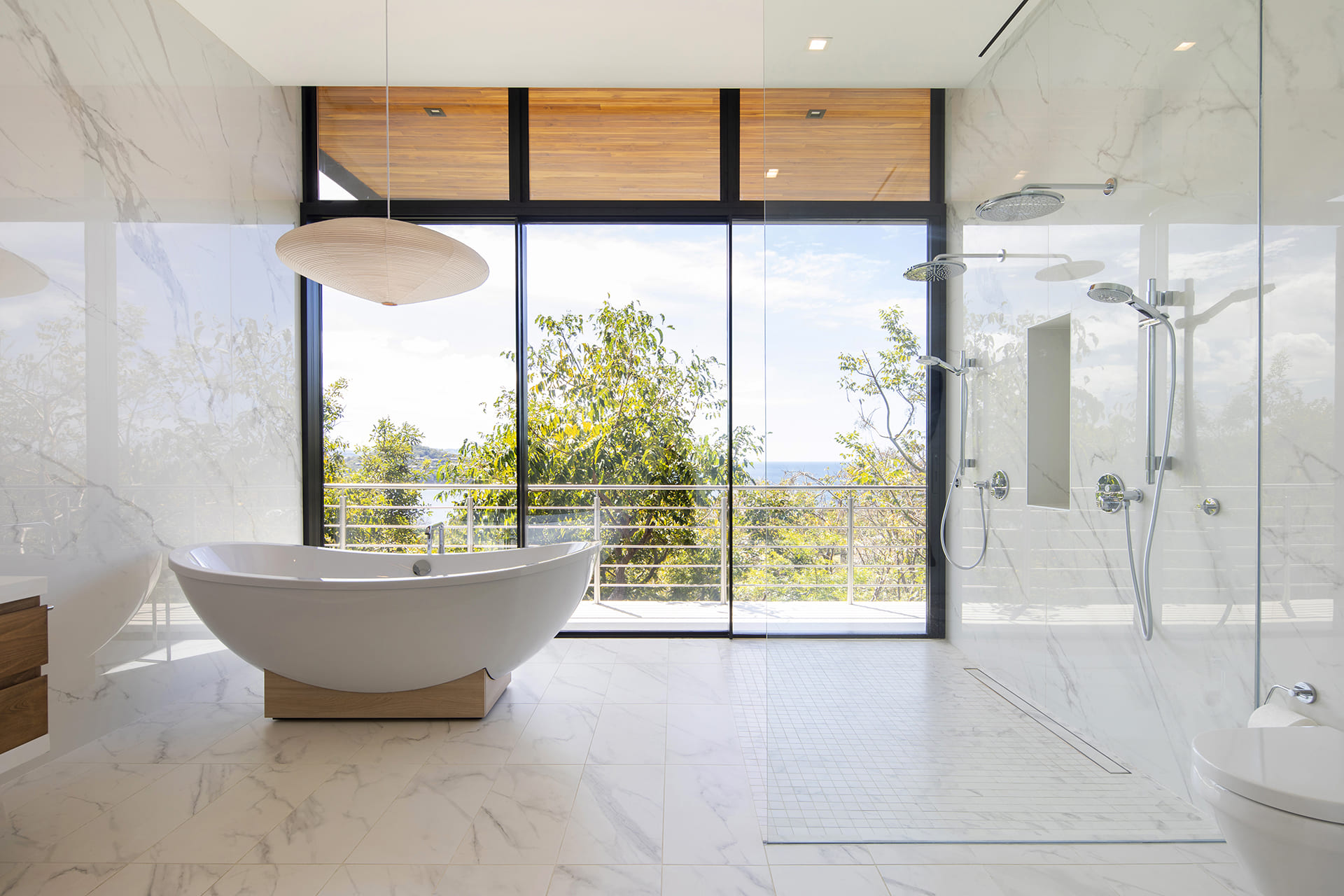 Lichte badkamer in een luxe woning