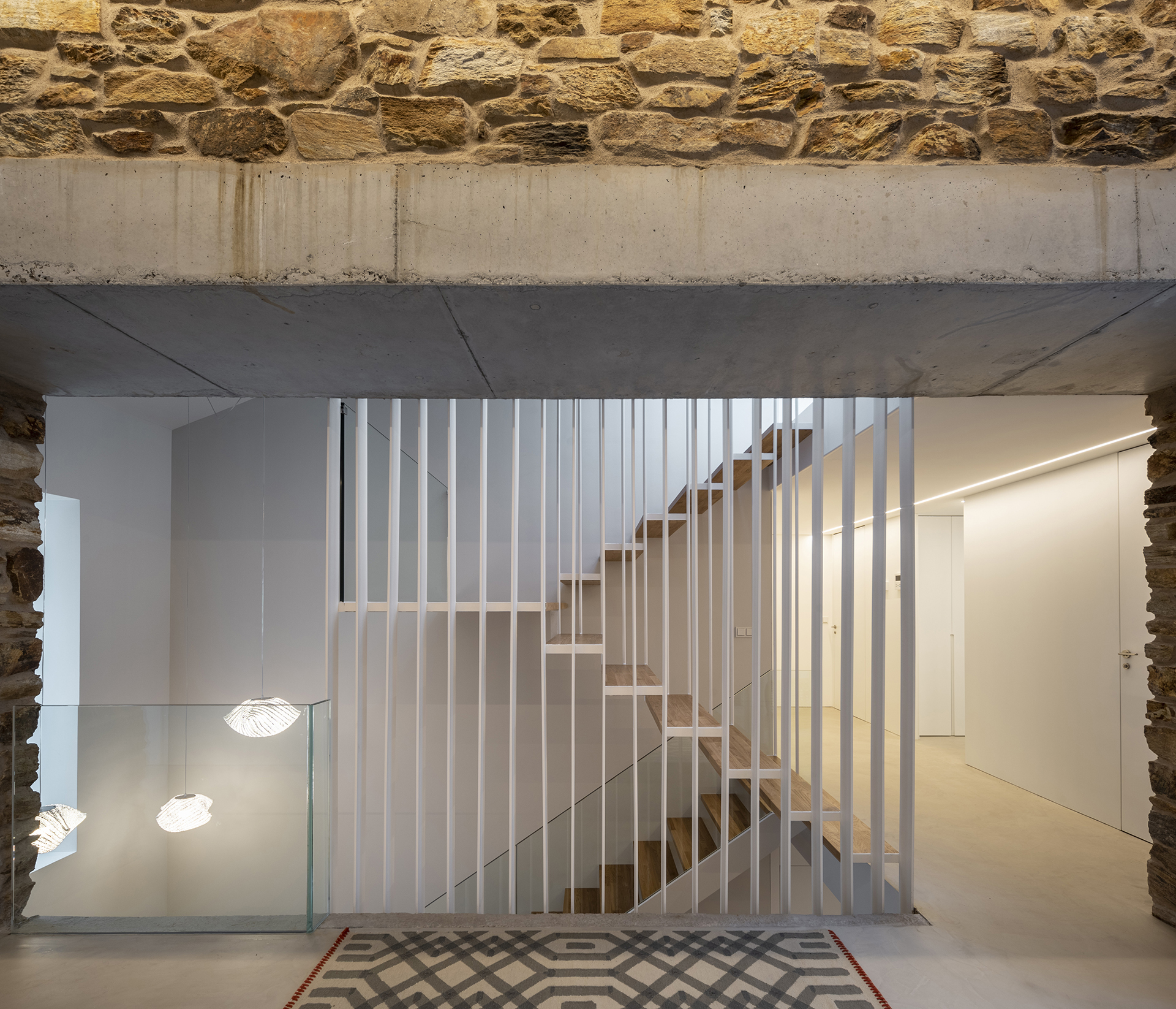 Maison ancienne rénovée avec un escalier en bois