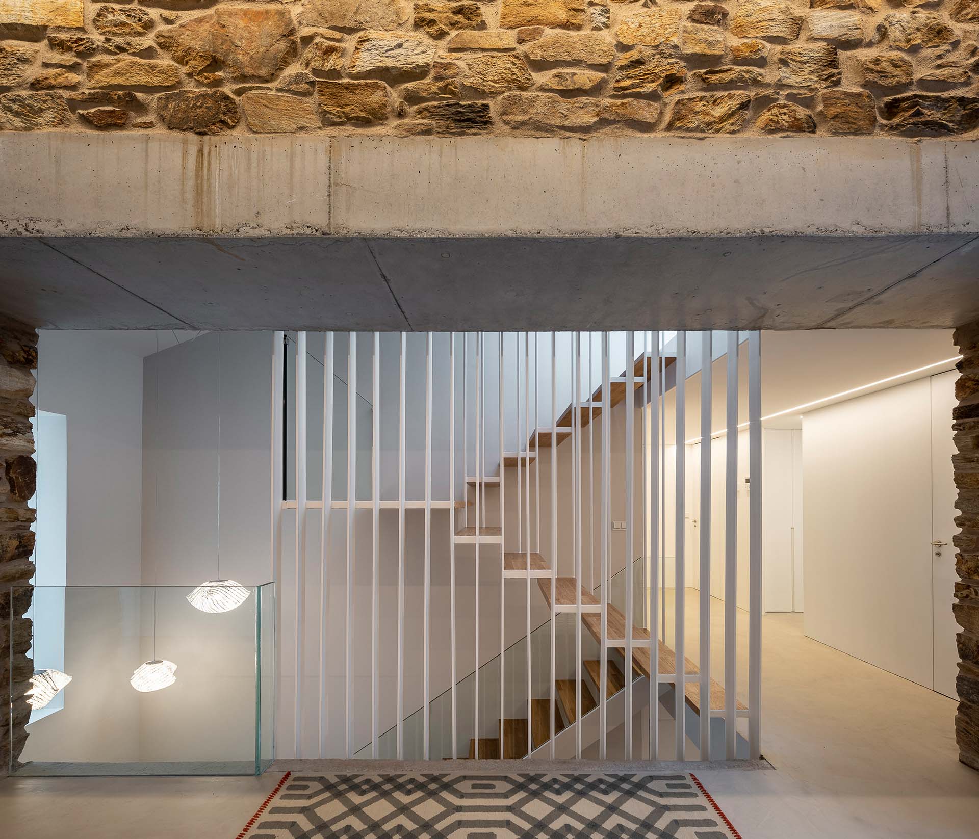 Casa antiga remodelada com escada de madeira