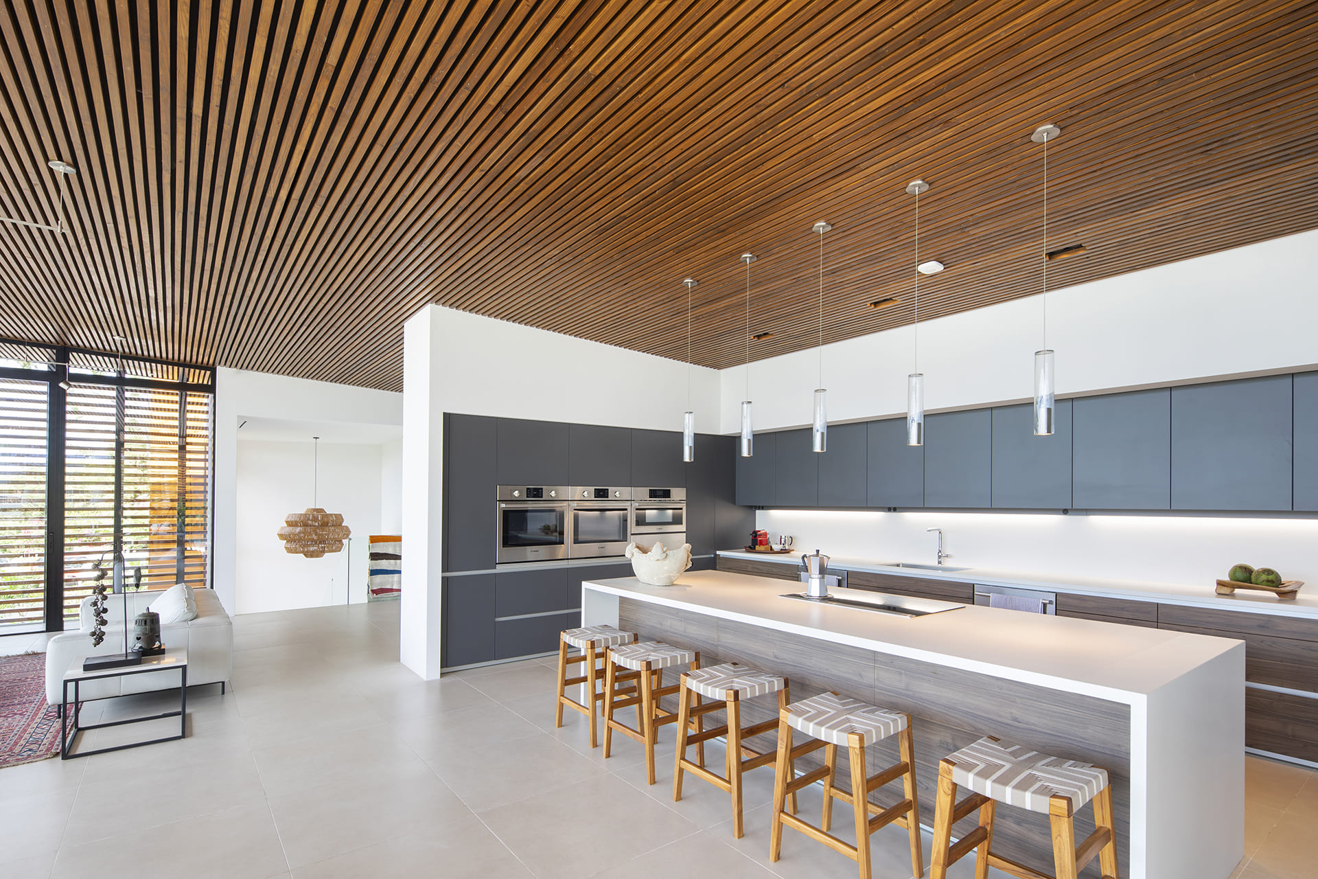 Keuken in witgrijs en hout in luxe woning
