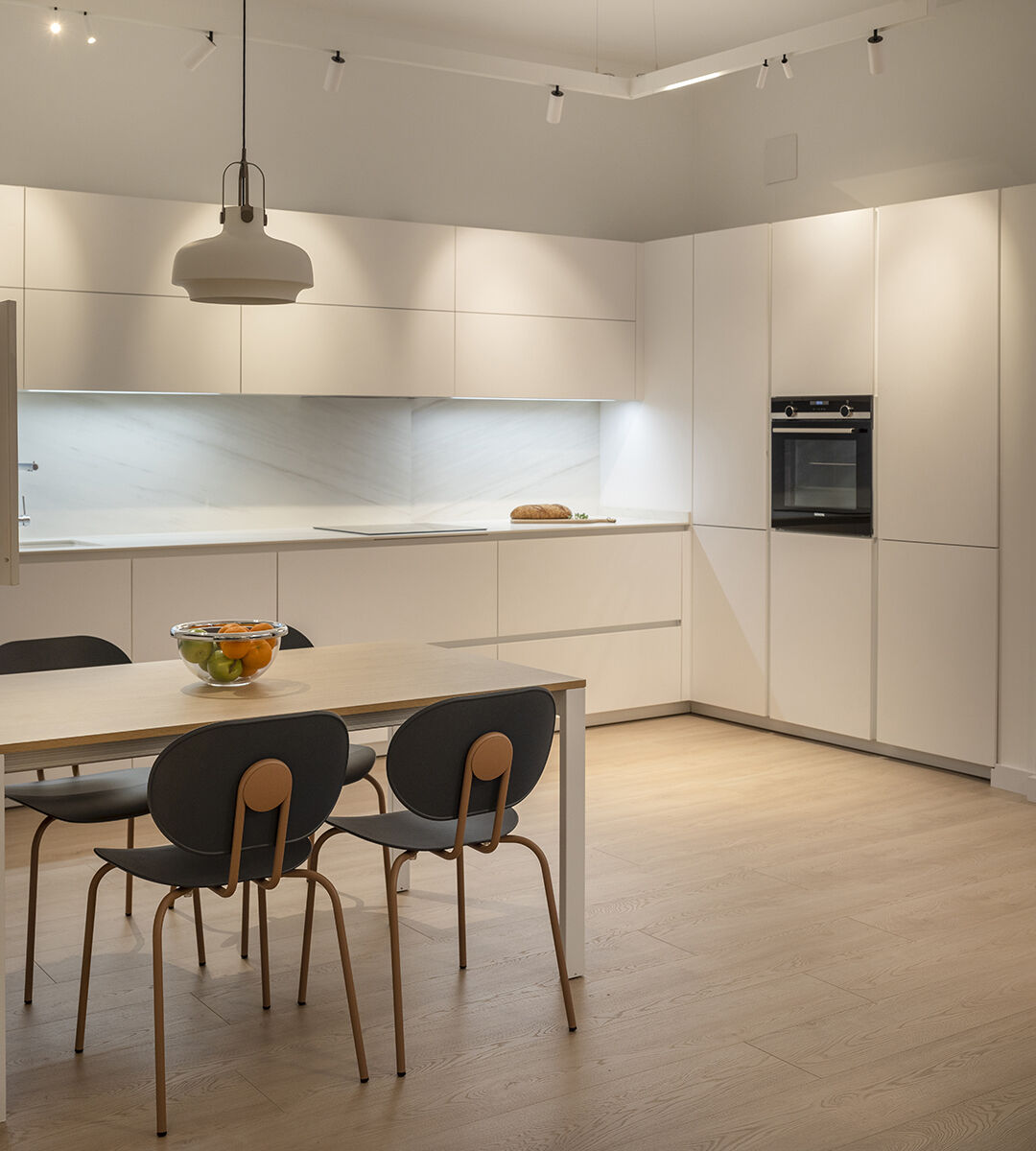 Witte keuken in L-opstelling in trunqexilvun.sitetudio Bilbao