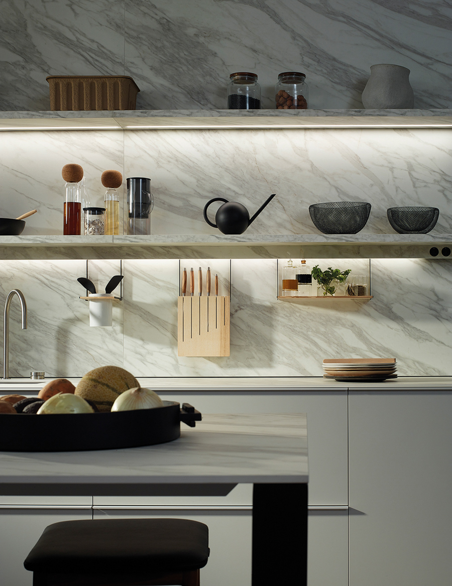Cuisine en gris et blanc Santos avec modules et étagères