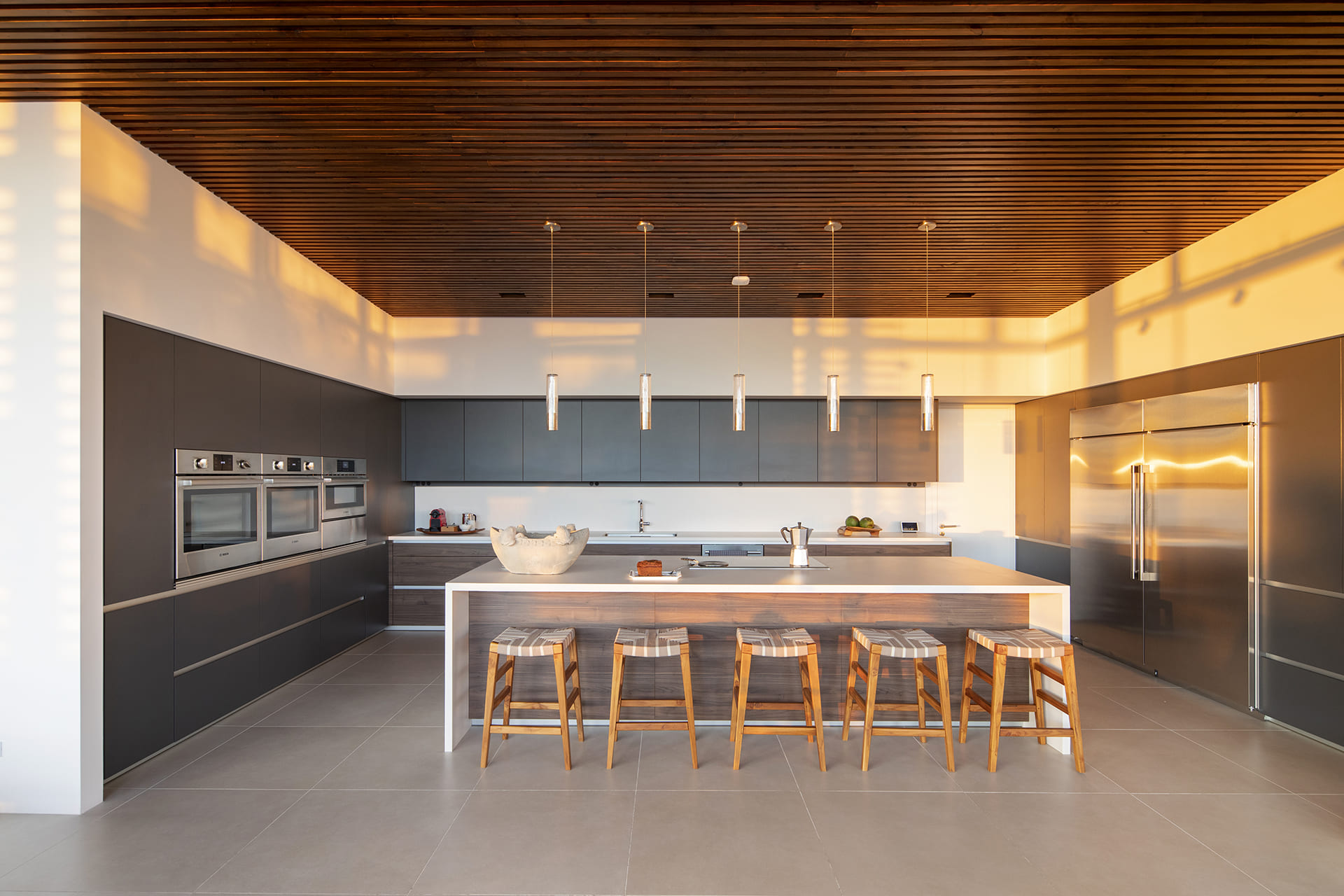 Keuken in grijs en hout met eiland Santos