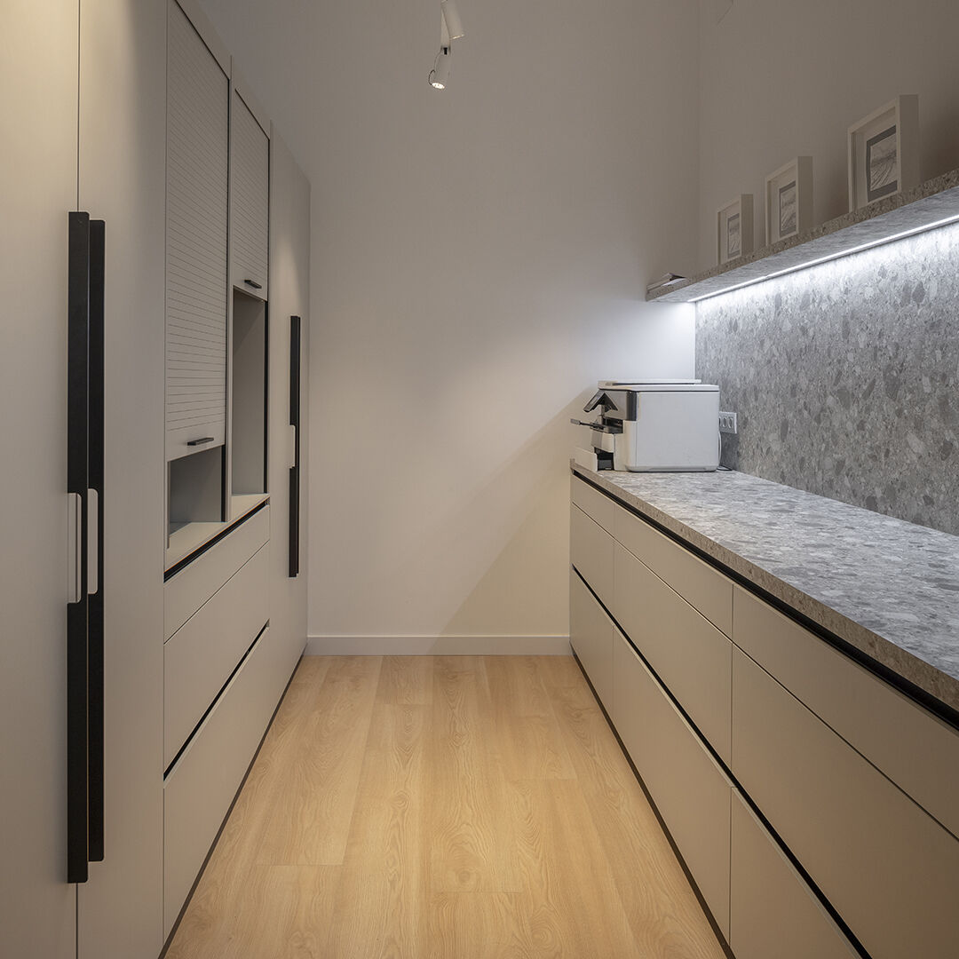 Grijze parallelle keuken in Santos showroom in Bilbao