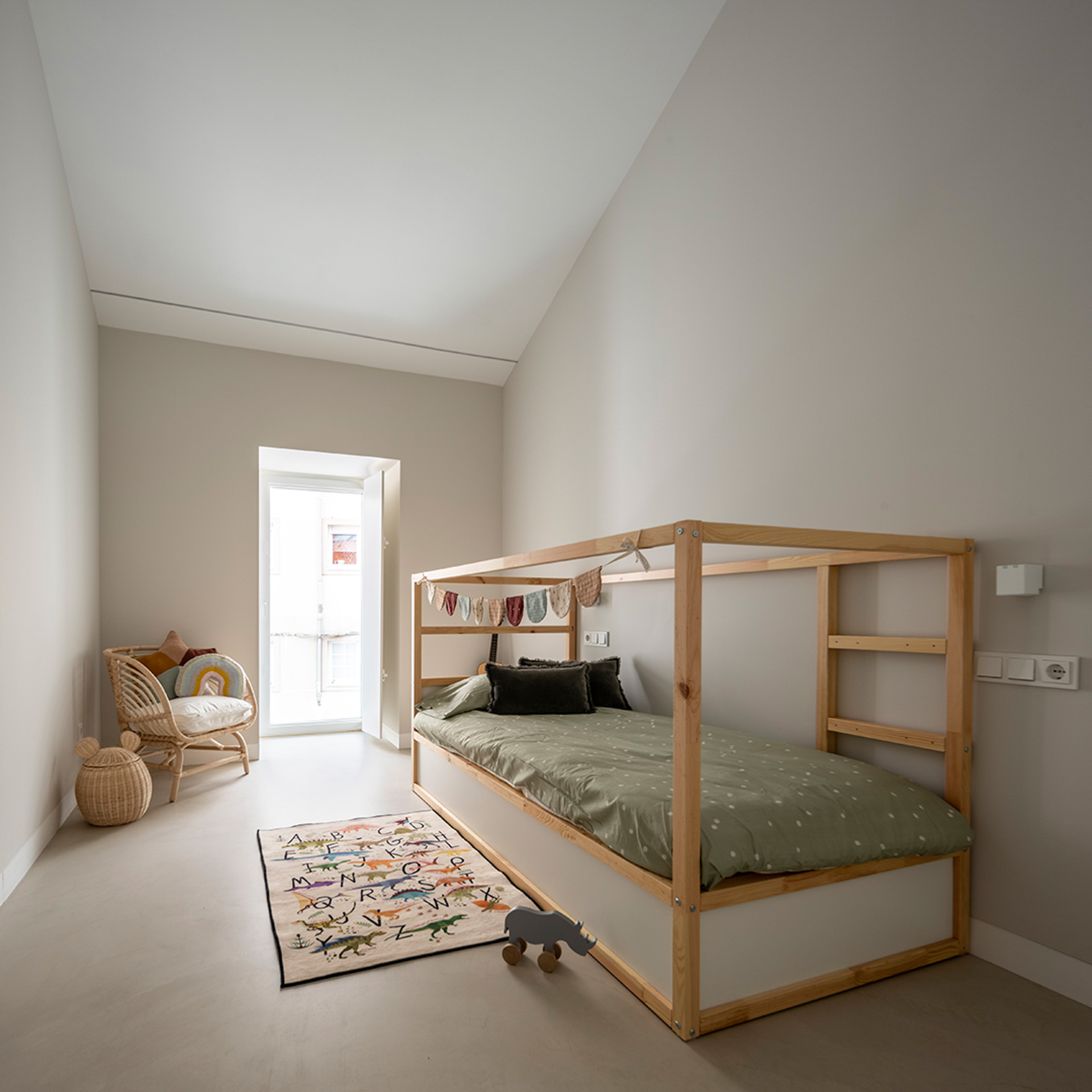 Chambre d’enfant en gris, blanc et bois