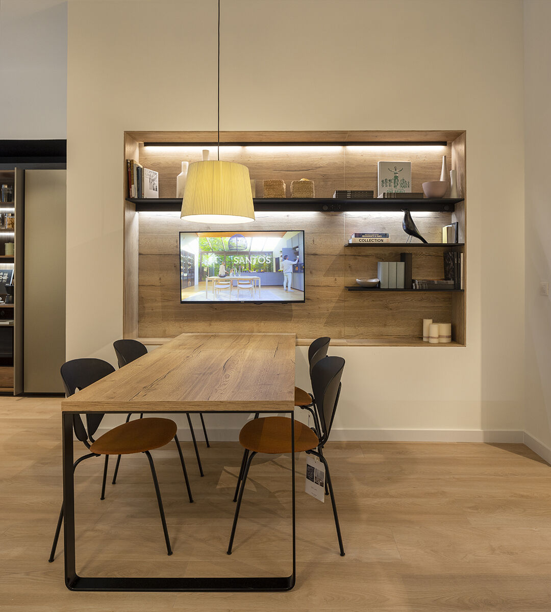 Houten tafel in showroom van Santos keukens