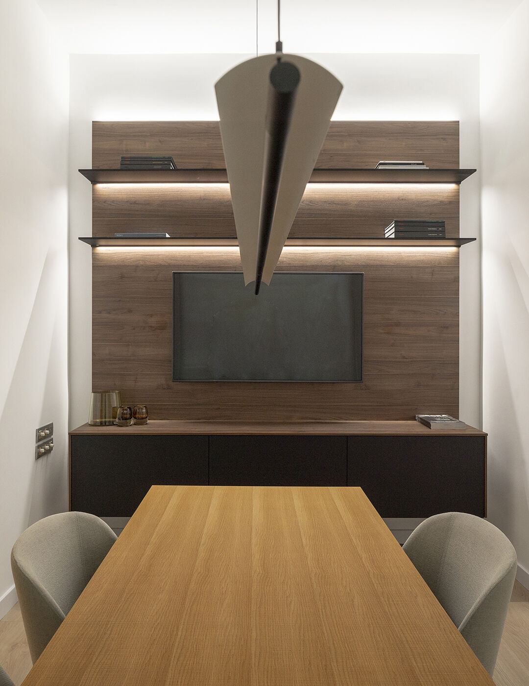 Tafel en modulair meubel in expositie van Santos Bilbao
