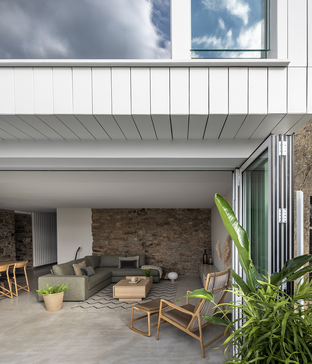 Espace de vie avec portes vitrées