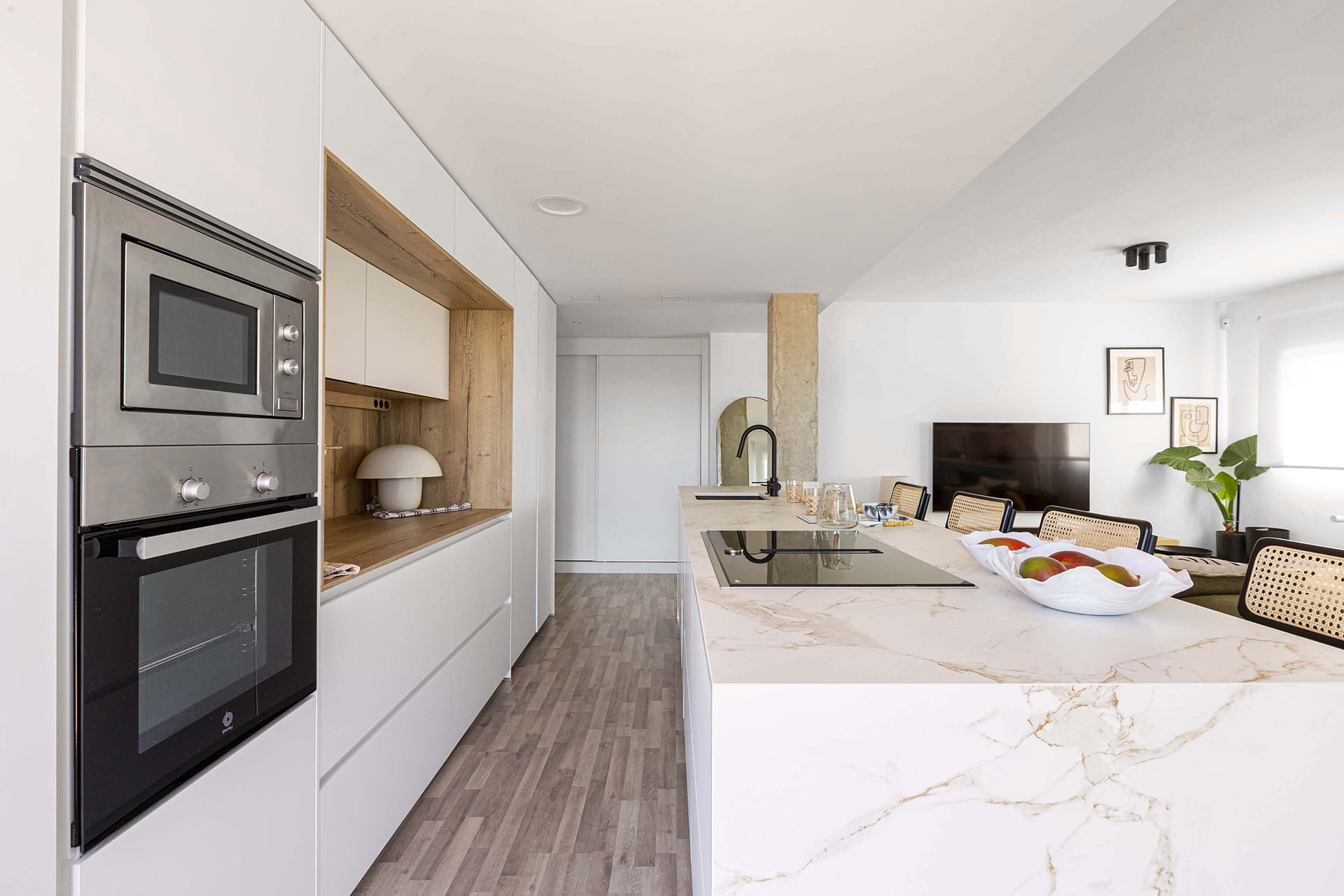 Cocina blanca Santos con mobiliario con composición lineal