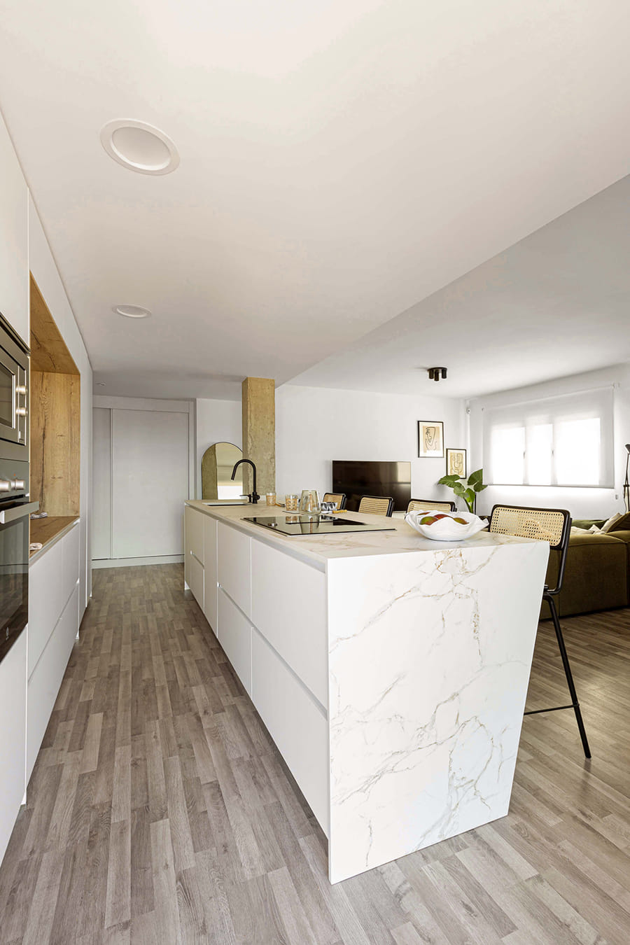 Cocina con isla Santos, abierta al salón