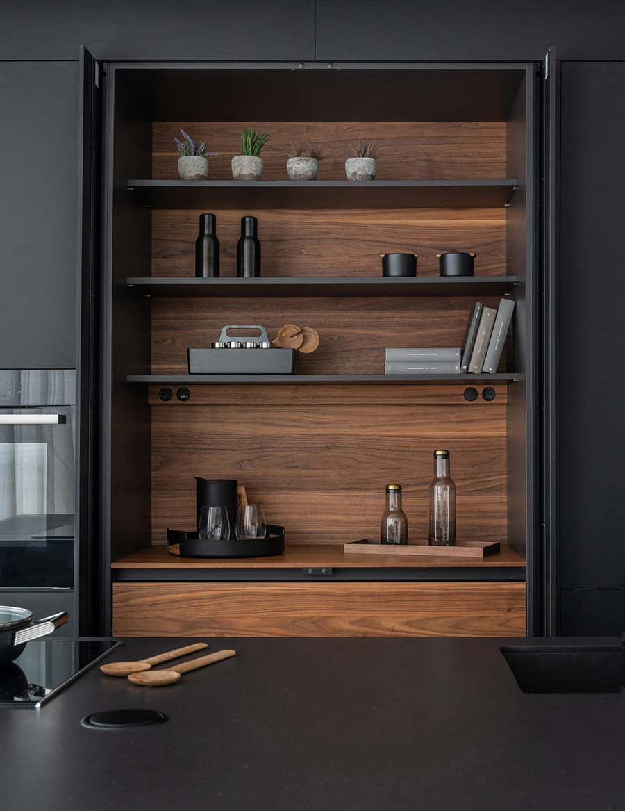 Cocina con mueble con puertas escamoteables Santos