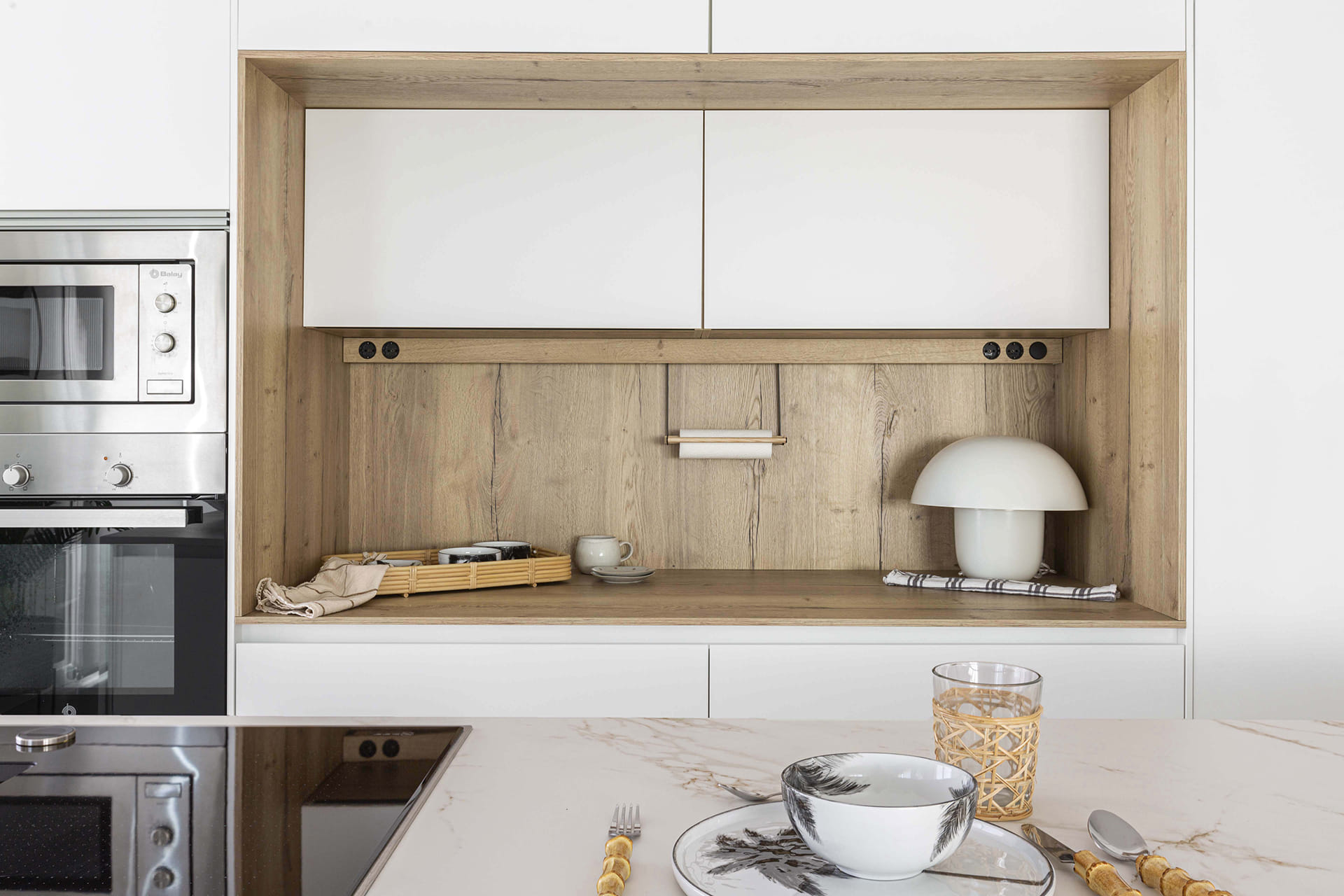 Cocina con mueble con zona de desayunos Santos