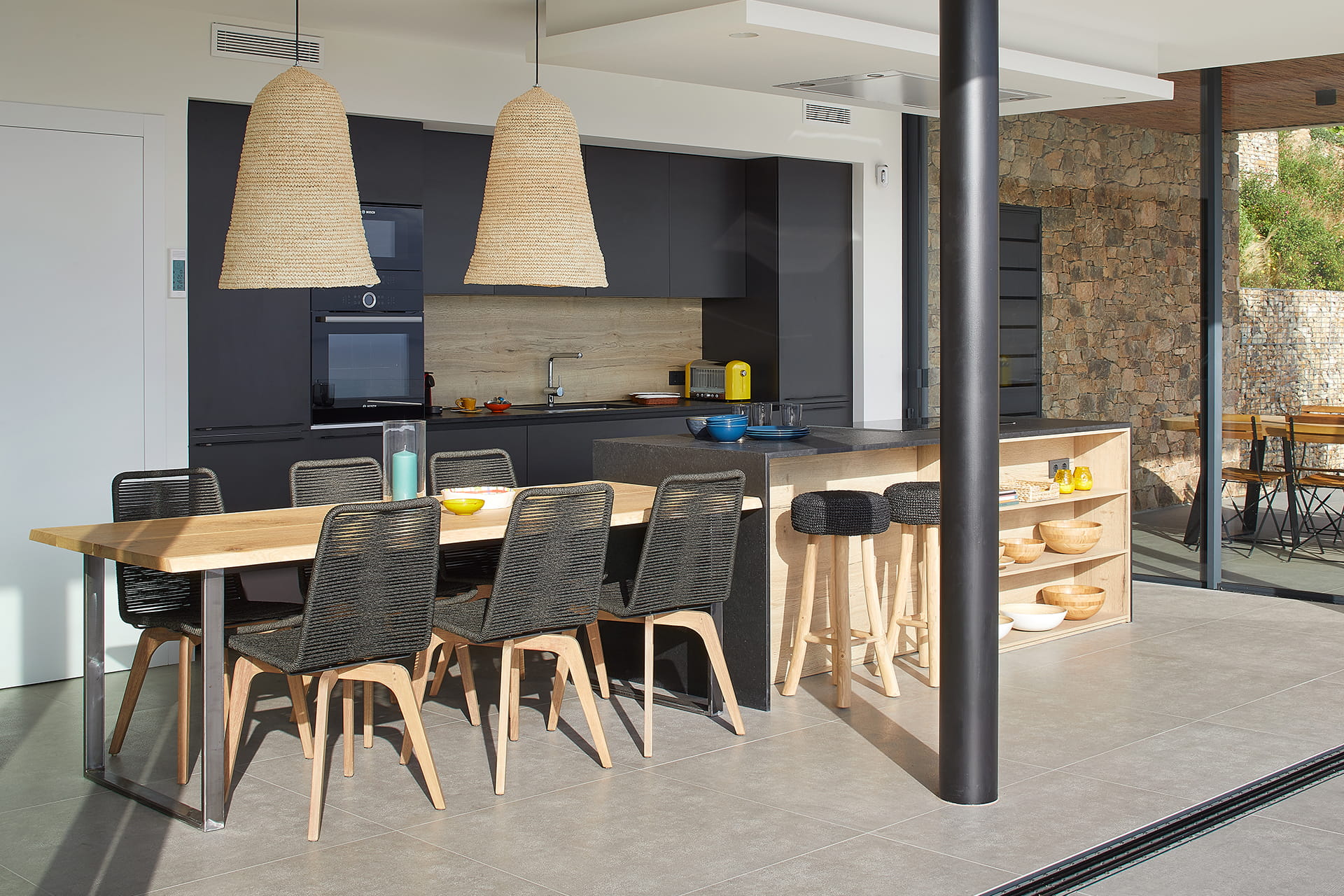 Cocina gris grafeno y acabado madera Santos
