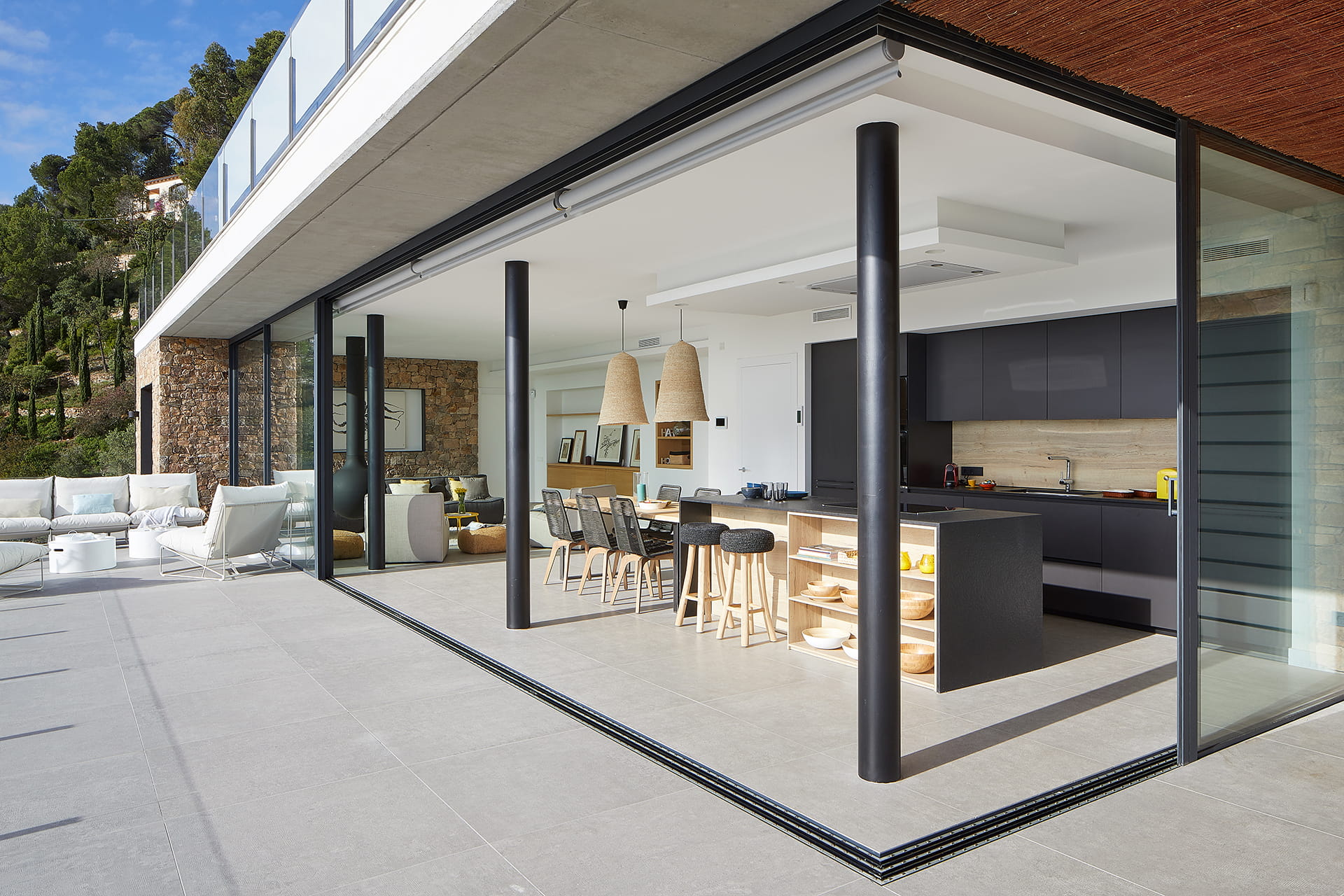 Cocina y salón abiertos, conectados con el exterior