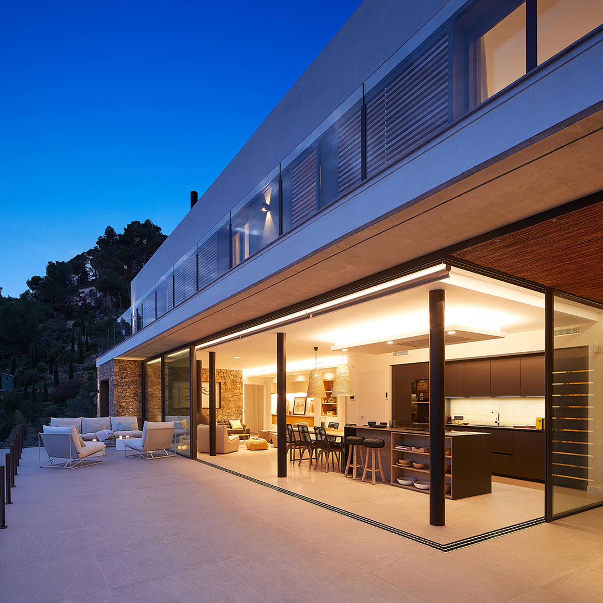 Cocina y salón abiertos a exterior de vivienda