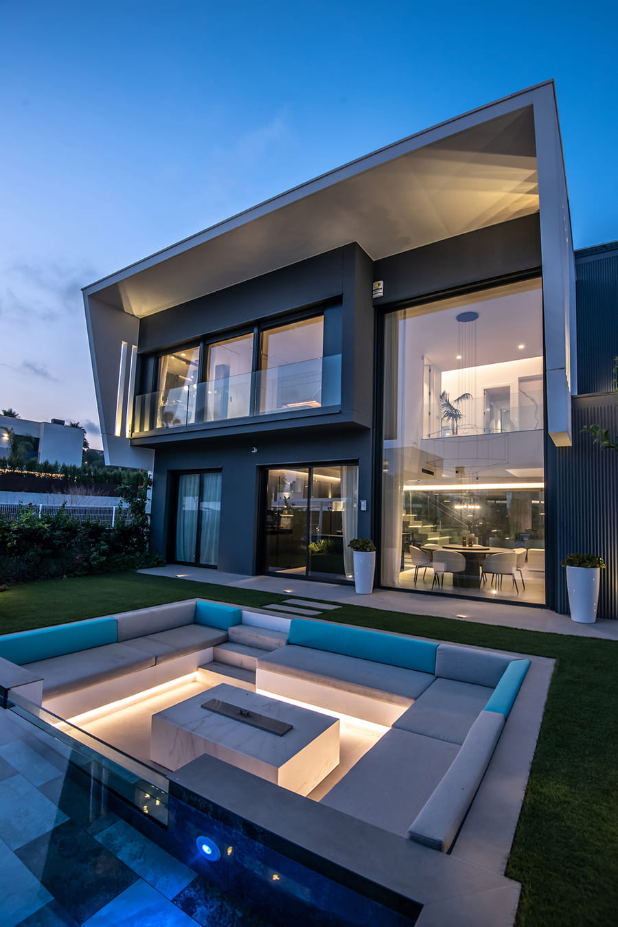 Exterior de vivienda reformada acristalada