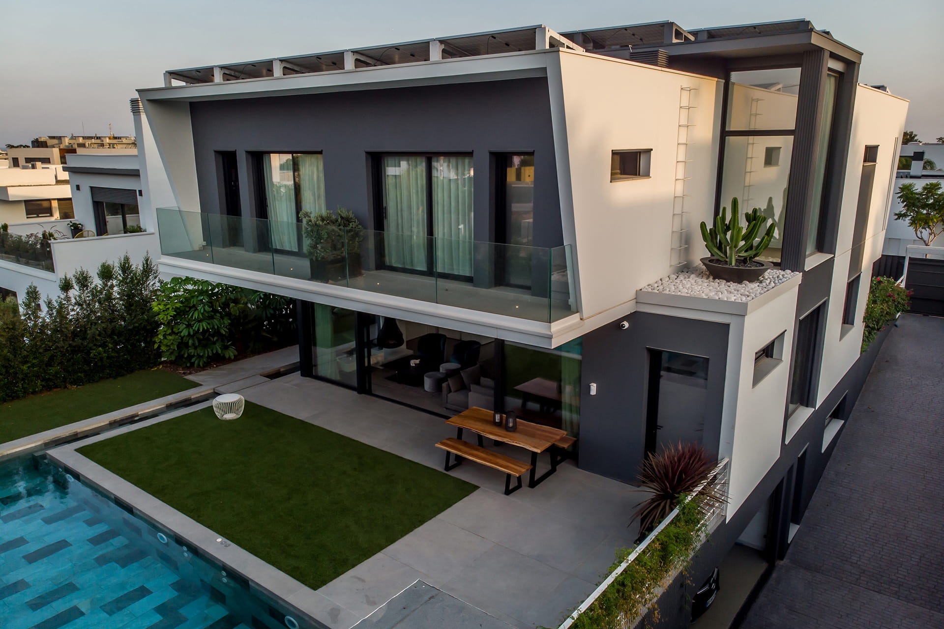 Exterior de vivienda reformada con zona Chillout