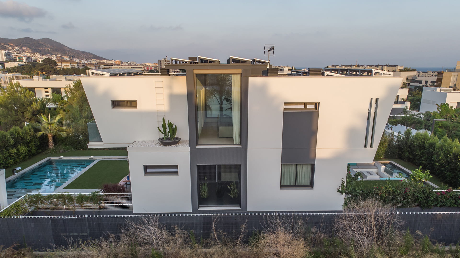Exterior vivienda reformada con tres niveles