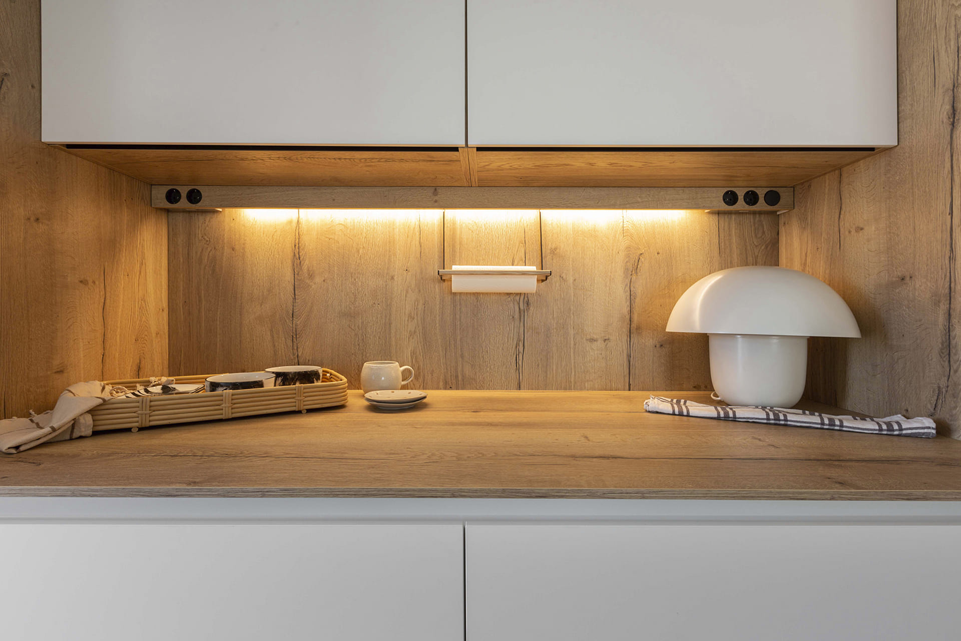 Iluminación LED en cocina con muebles altos Santos