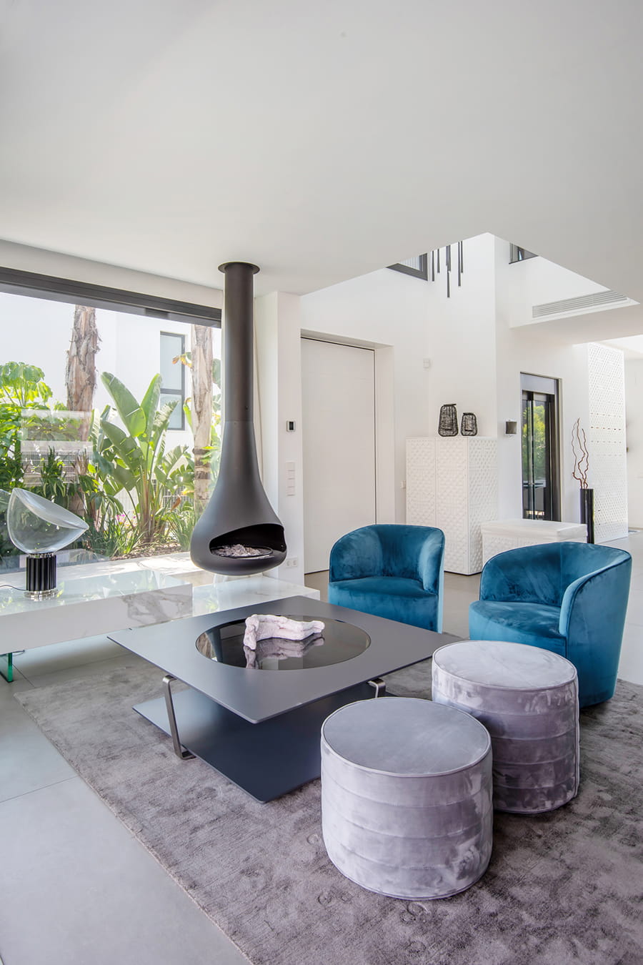 Salón con mesa central y asientos