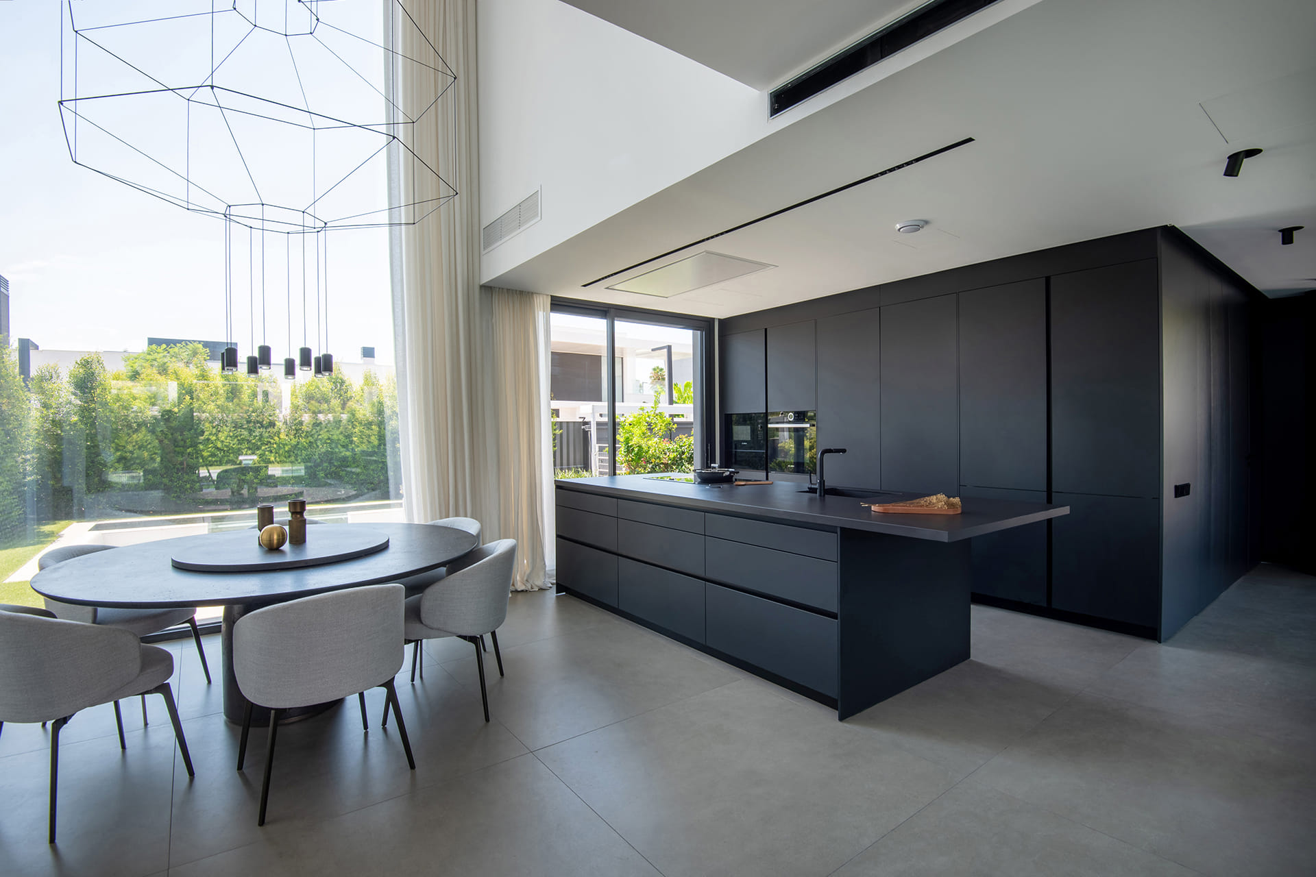 Vivienda con cocina negra Santos abierta al comedor